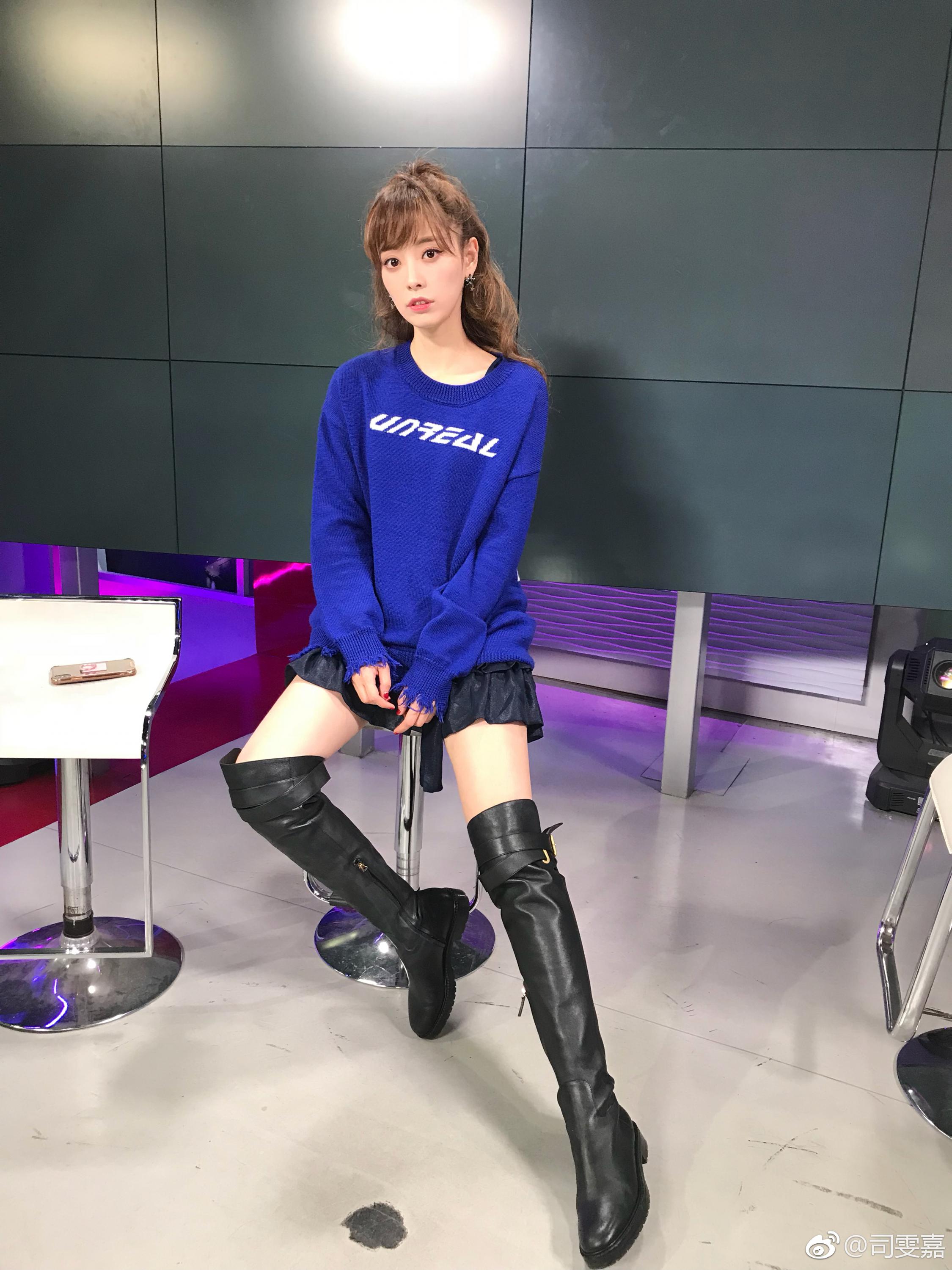 上海女主持人司雯嘉现场性感短裙黑丝袜美腿高跟主持照片[2]