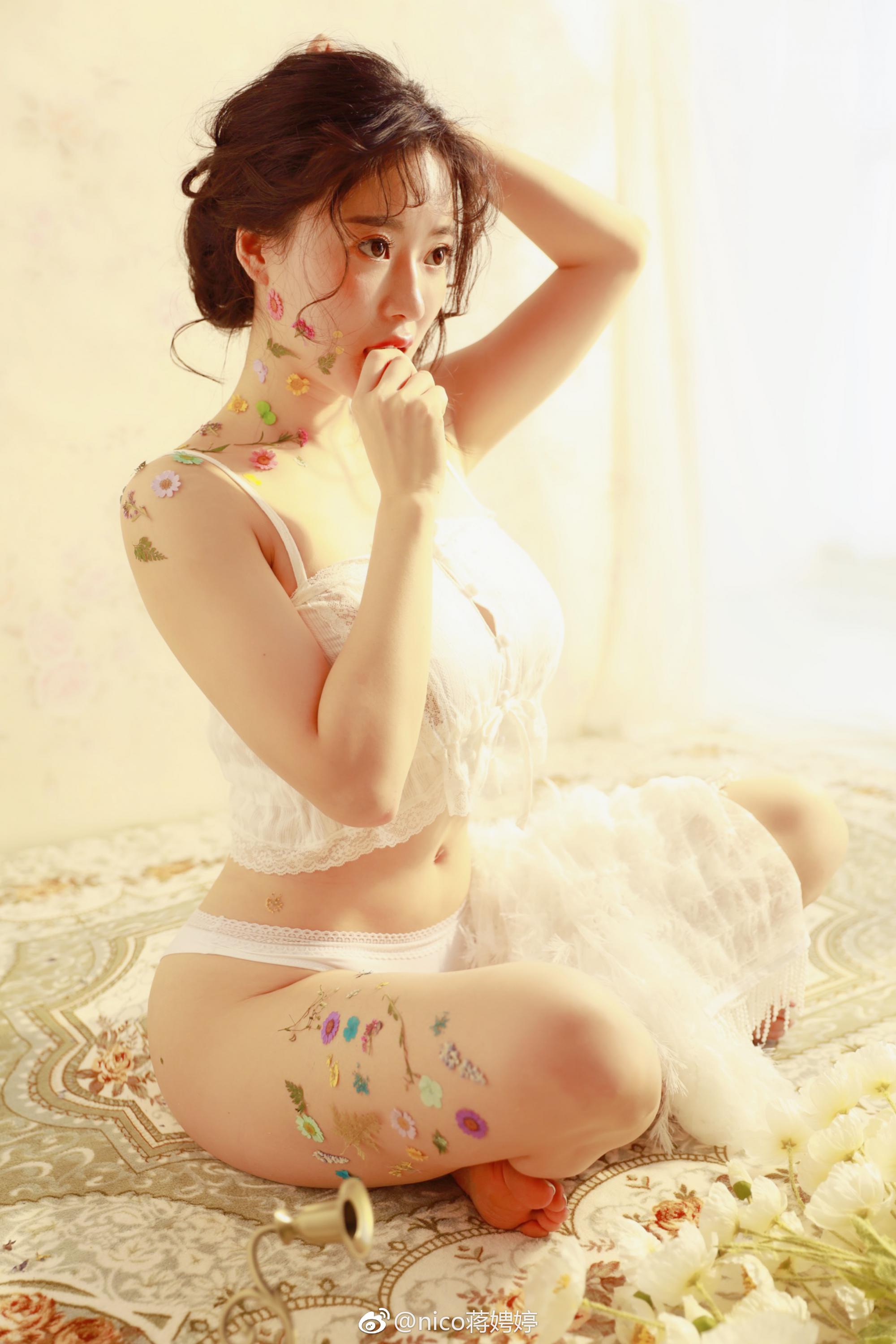 疑似刘强东性侵门事件女主蒋聘婷丰满爆乳生活素颜自拍照[9]