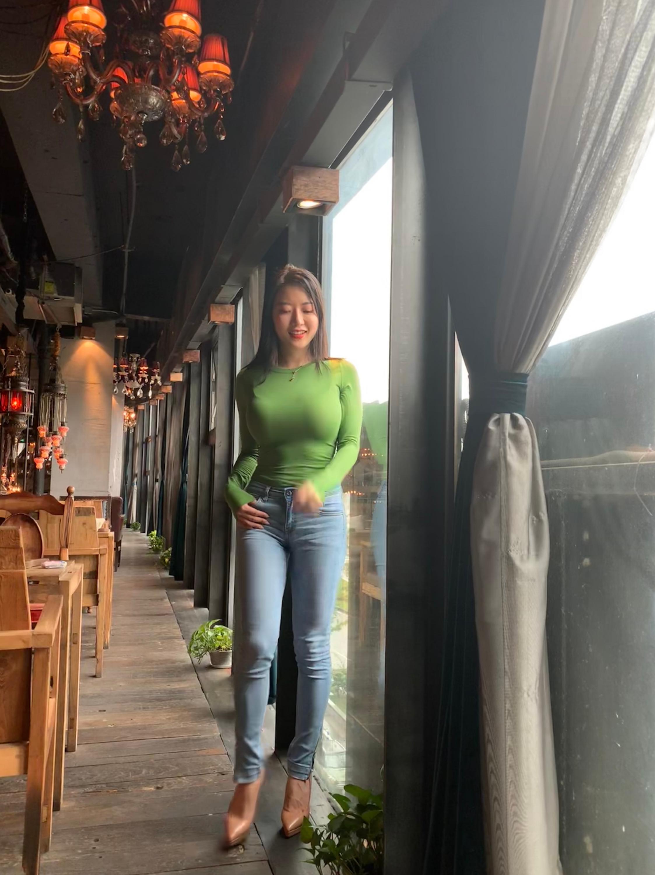疑似刘强东性侵门事件女主蒋聘婷紧身上衣牛仔裤高跟前凸后翘性感火辣[5]