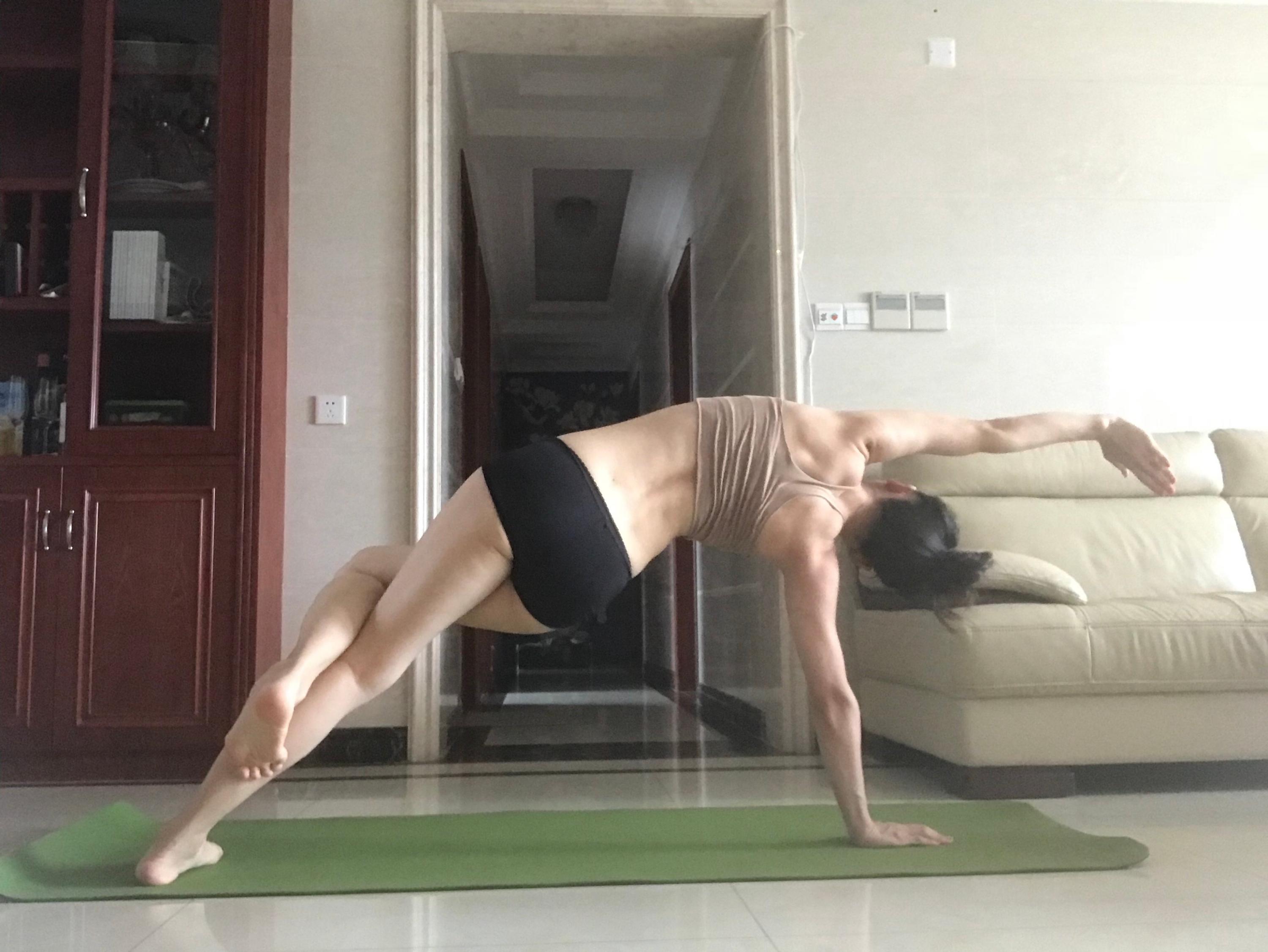 纪英男性感运动紧身短裤露白嫩大腿[3]