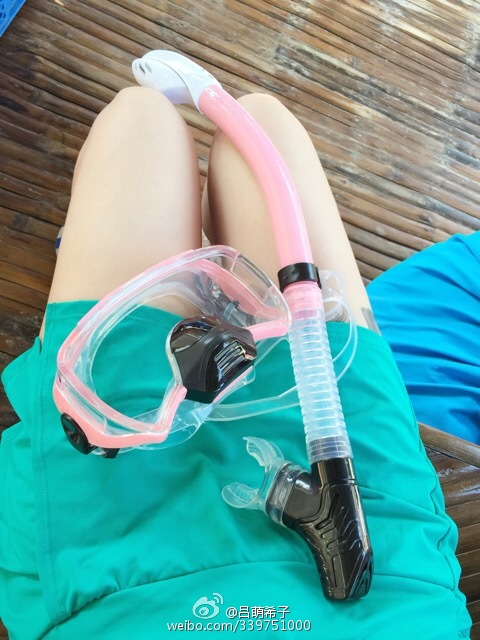 台球裁判吕帅希晒短裙修长白嫩美腿[4]