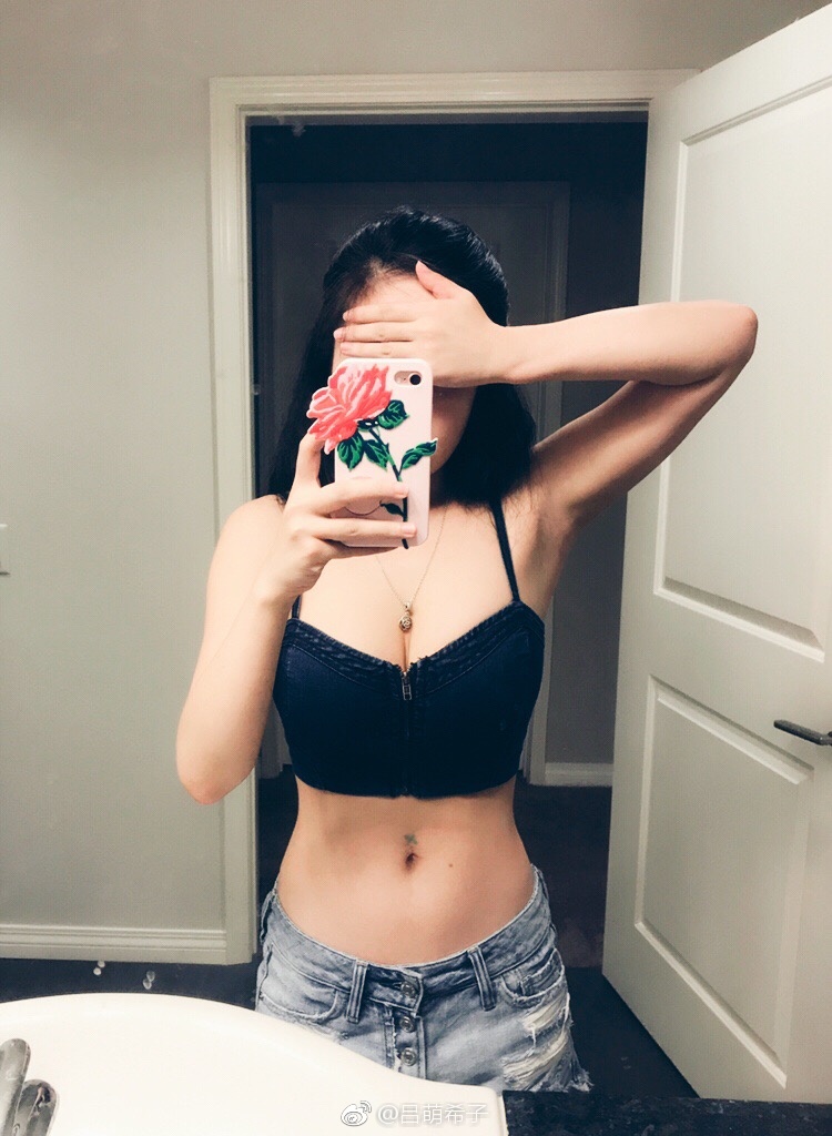 美女裁判吕帅希自拍性感美乳诱人内衣[5]