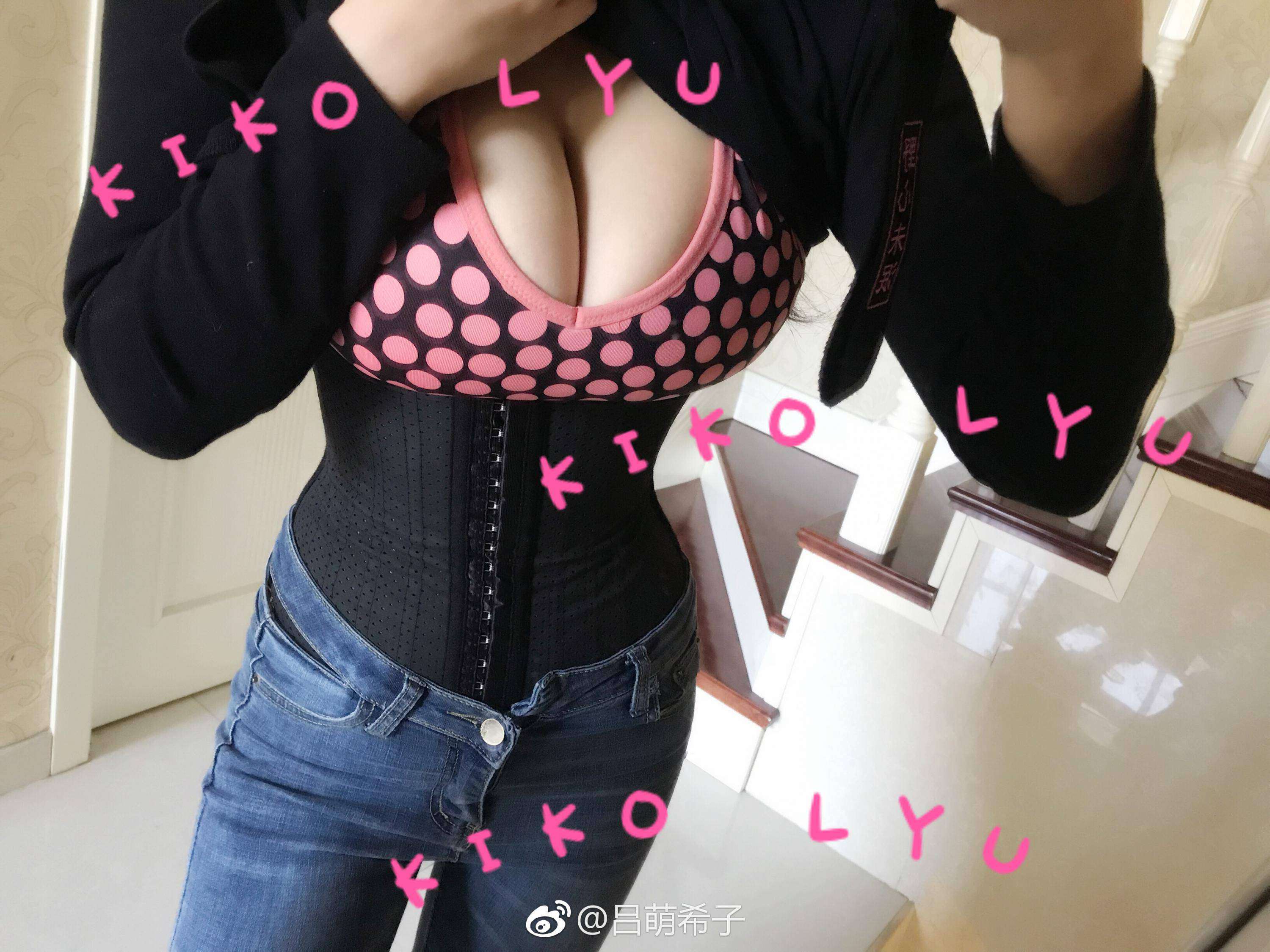 美女裁判吕帅希自拍性感美乳诱人内衣[7]