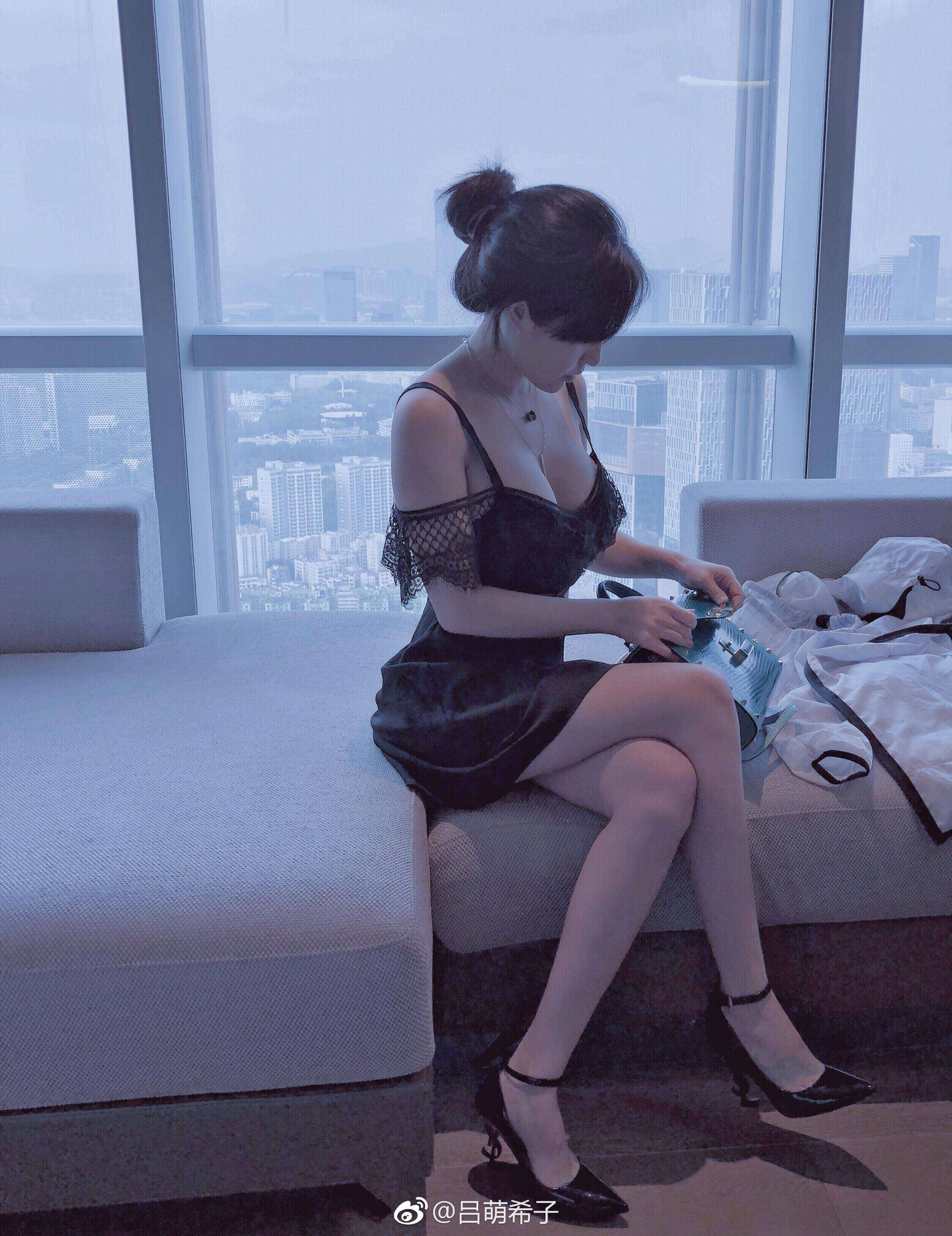 美女裁判吕帅希自拍白嫩丝袜美腿[4]