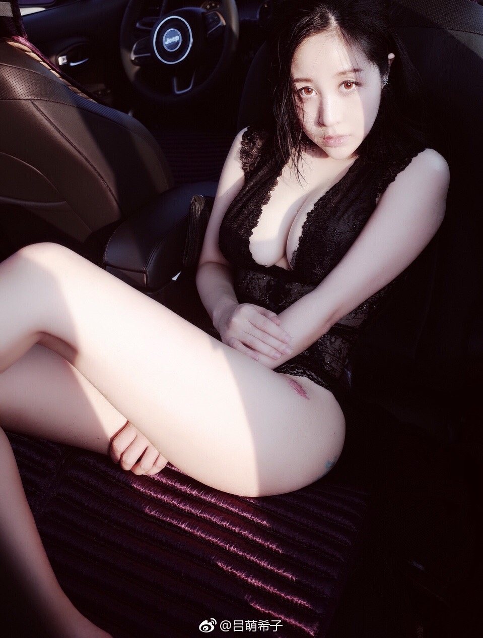 美女裁判吕帅希大尺度性感巨乳诱惑写真[2]