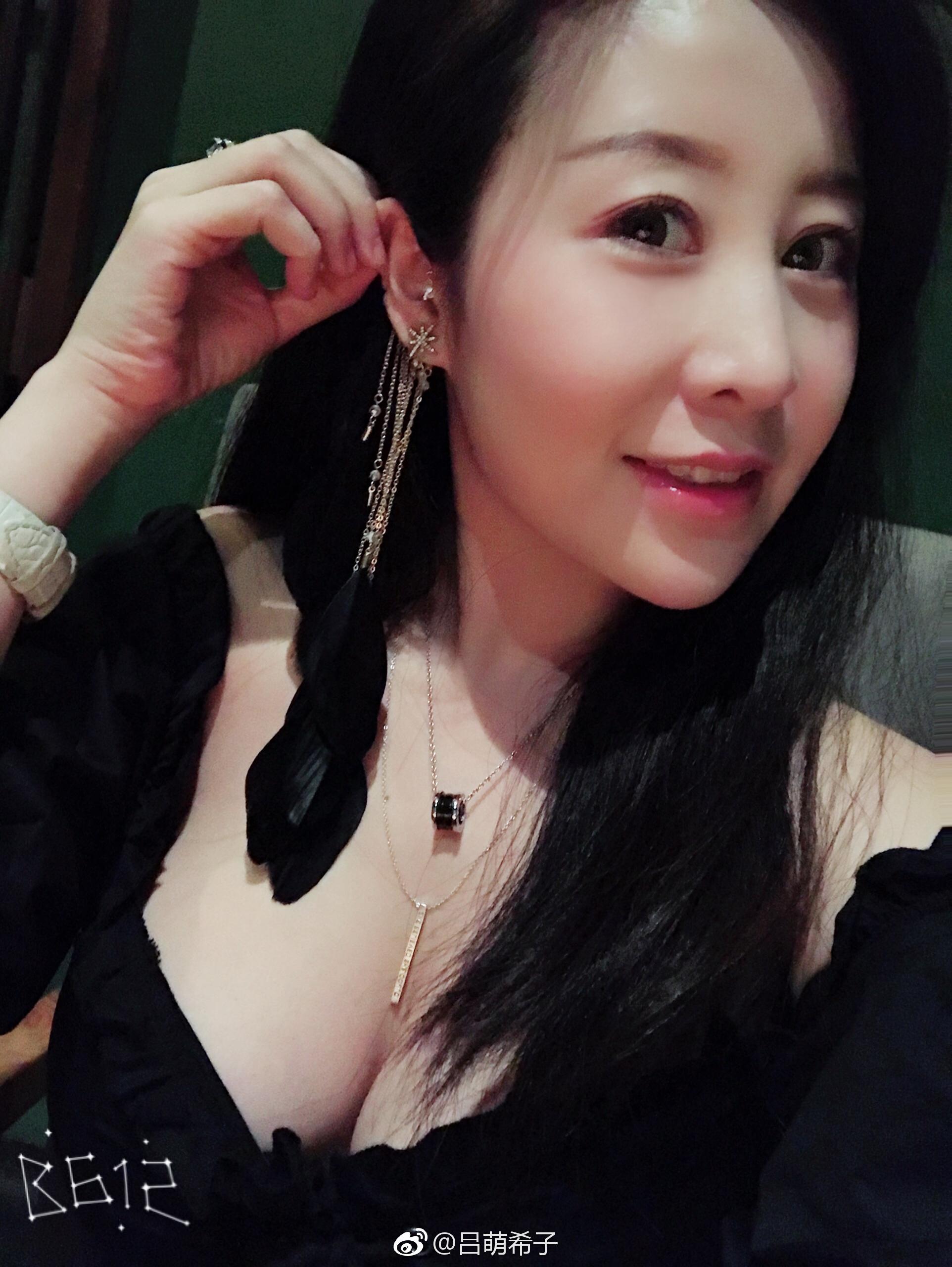 美女裁判吕帅希晒紧身内衣E罩杯性感巨乳[4]