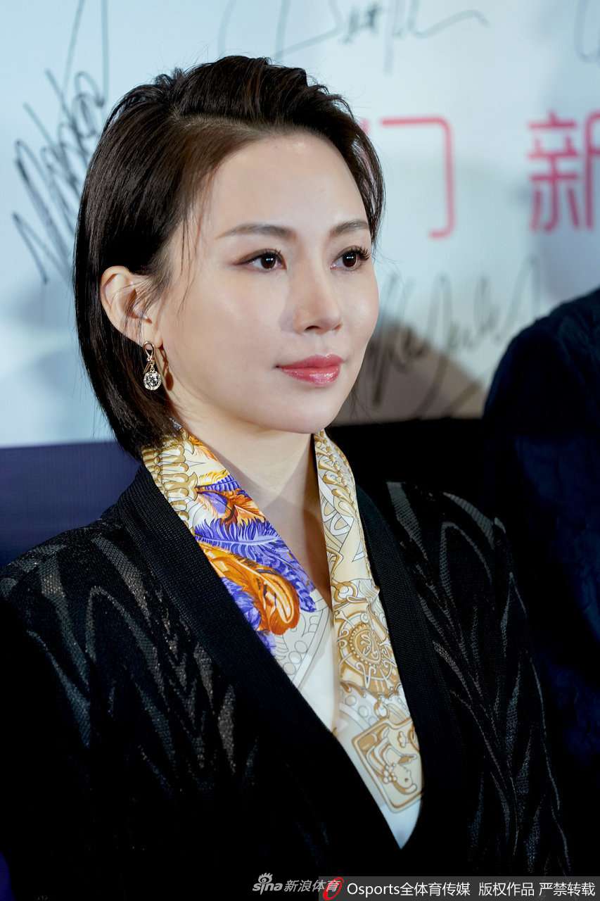 九球天后潘晓婷现场近照显气质制服诱惑[2]