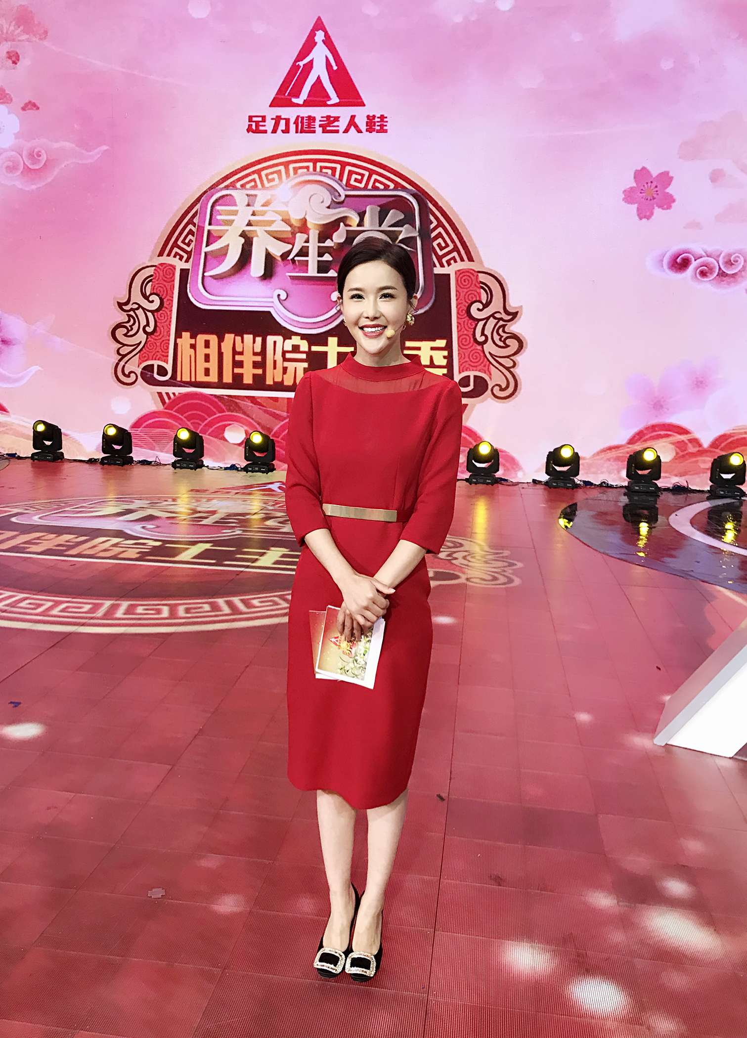 BTV主持人雅淇性感超短裙黑丝袜美腿高跟现场照[2]