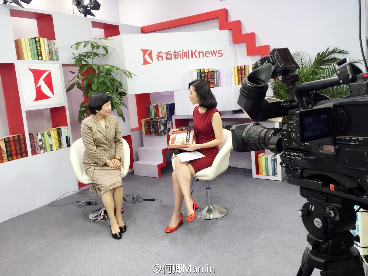 东方卫视主持人何卿现场性感丝袜美腿短裙高跟[2]