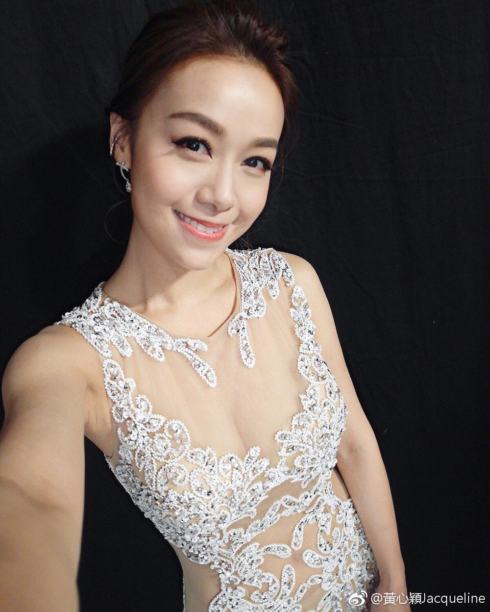 港姐黄心颖透明蕾丝露背露乳装性感诱人