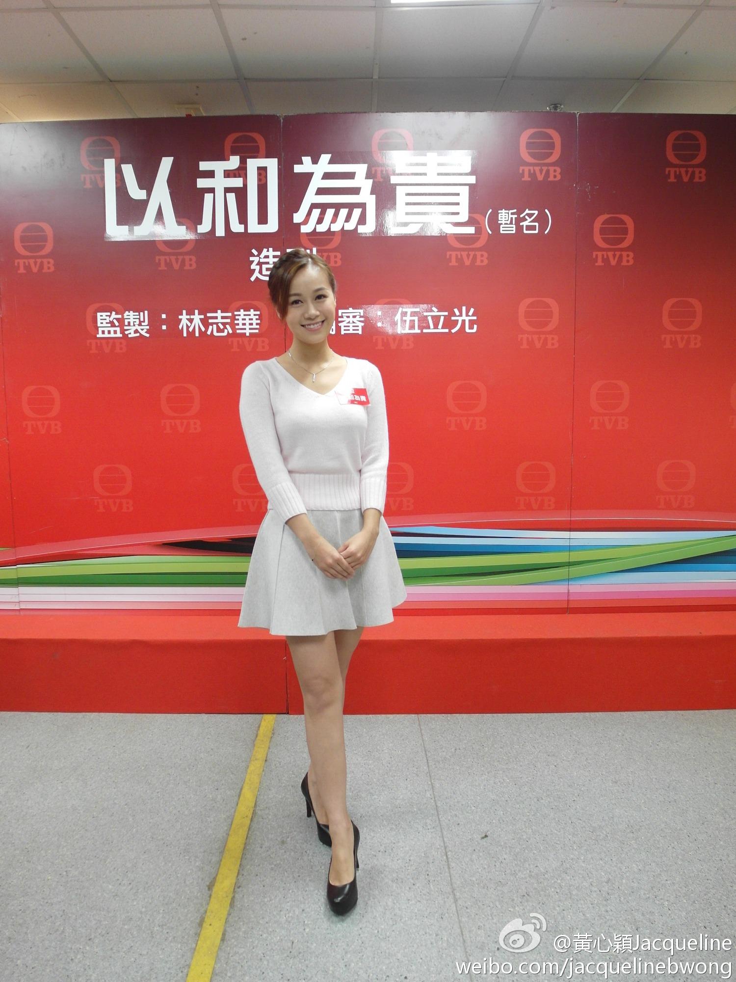 黄心颖身着各色丝袜露美腿自拍合集[2]