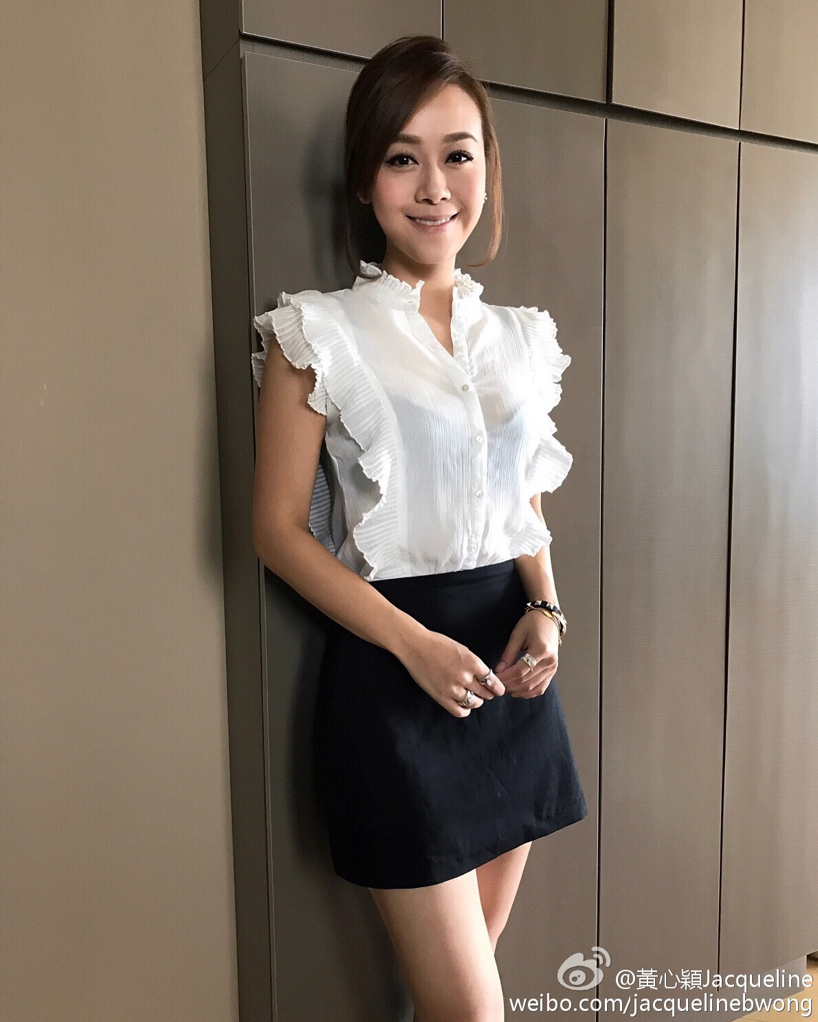 黄心颖身着绿色连衣短裙裸腿高跟代言[9]