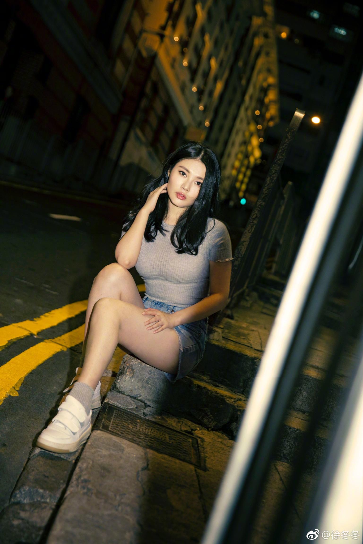 徐冬冬生活照,裸腿高跟,长腿黑丝性感照,性感短裙[2]