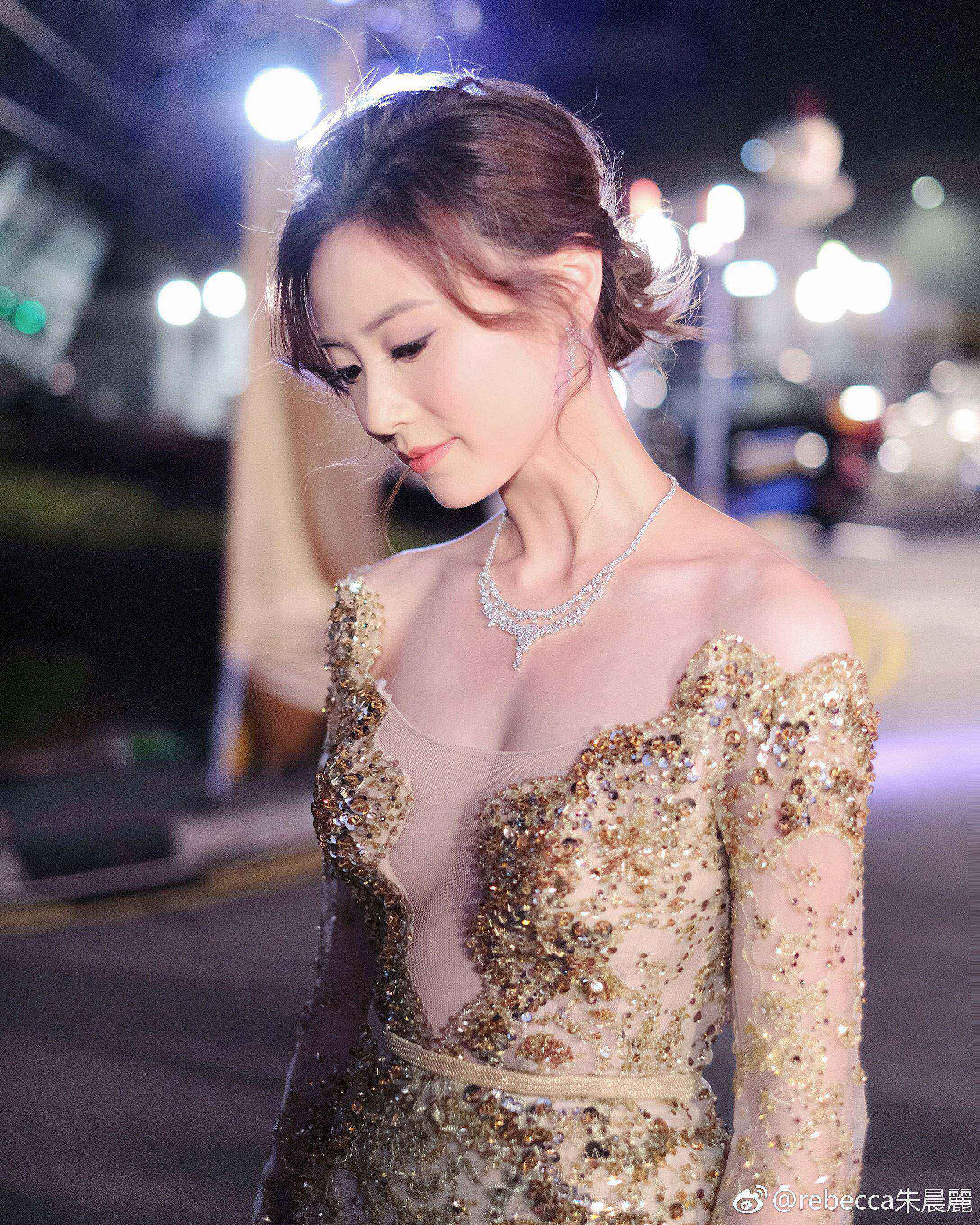 朱晨丽性感大长美腿短裙高跟写真[4]