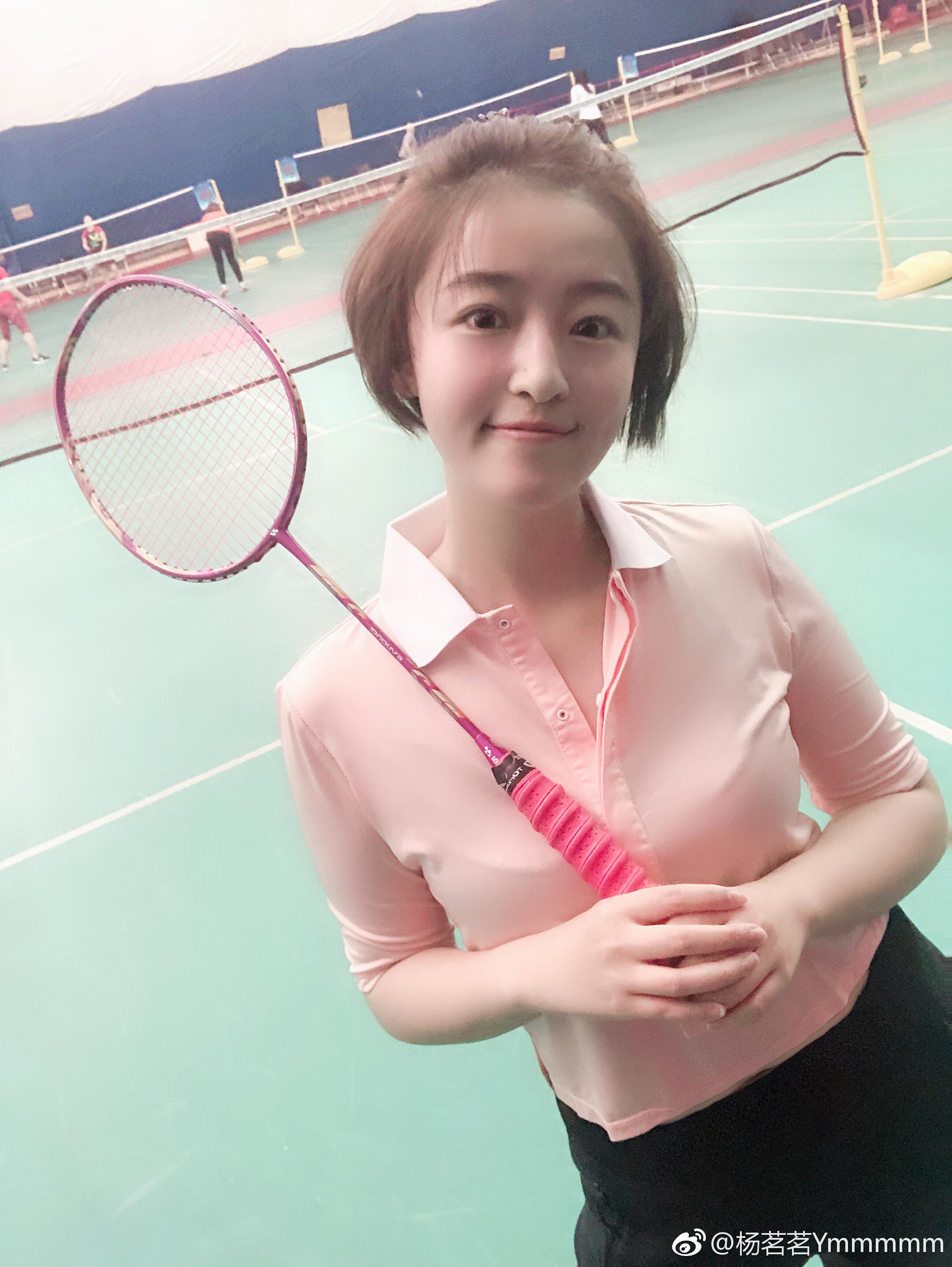 杨茗茗美腿肉丝大长腿现场照,白丝袜牛仔裤性感照[2]