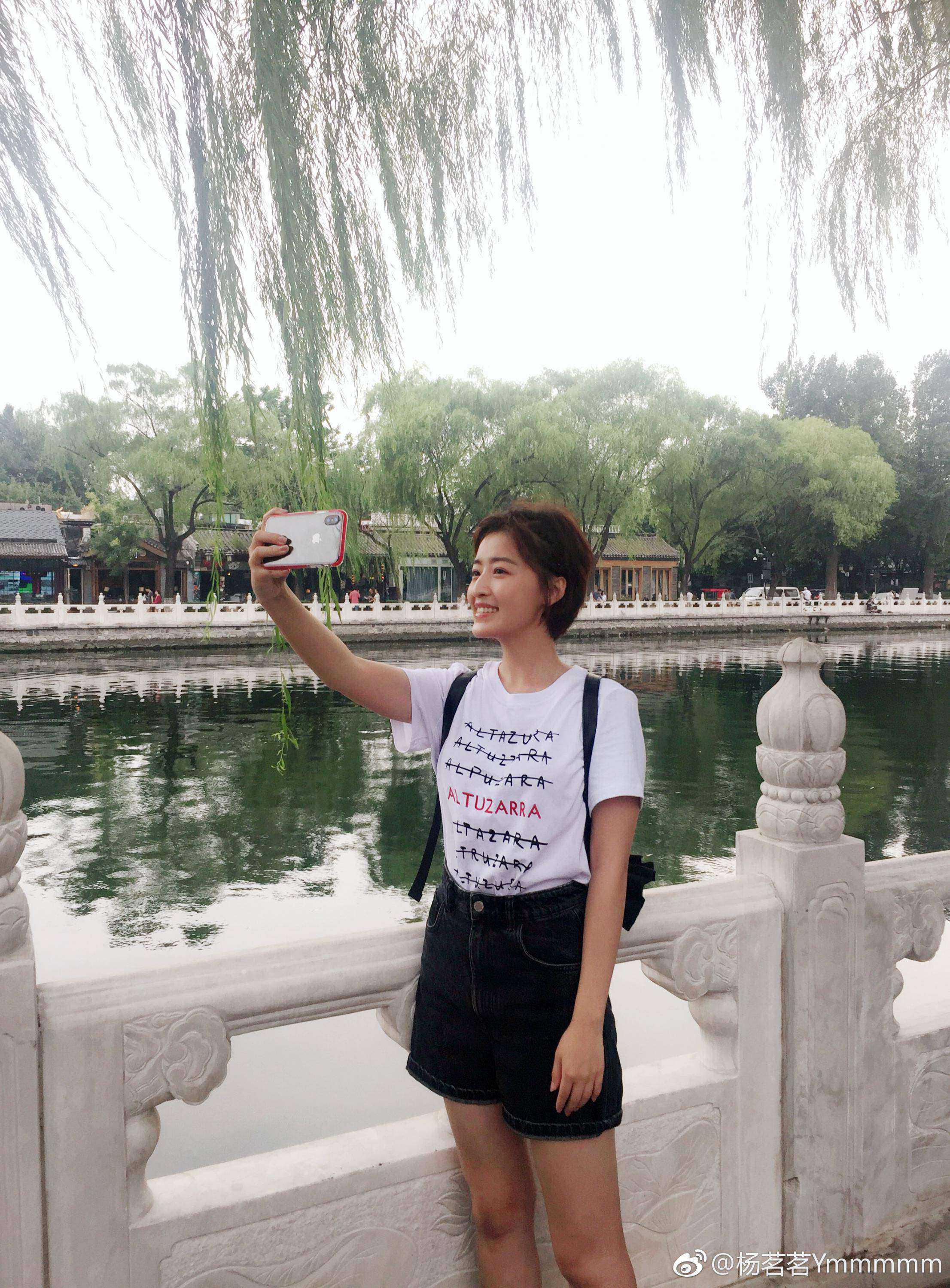 杨茗茗美腿肉丝大长腿现场照,白丝袜牛仔裤性感照[4]