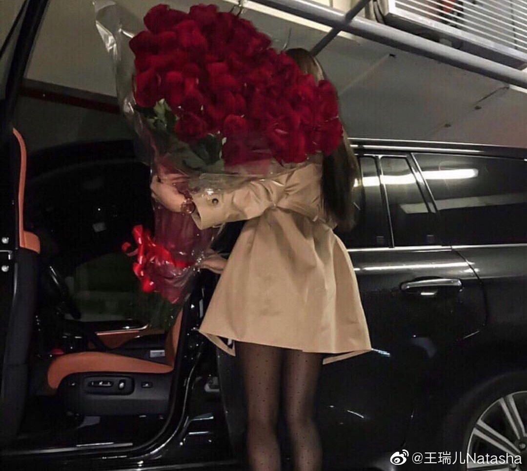 王瑞儿性感丰乳翘臀大长腿紧身裤身材诱人[3]