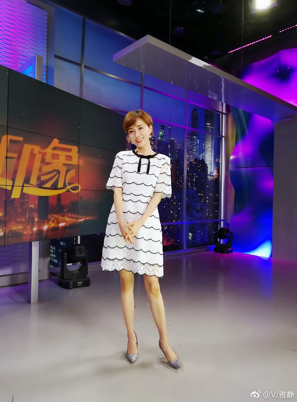 主持人佘雅静性感超短裙黑丝袜美腿高跟现场照[2]