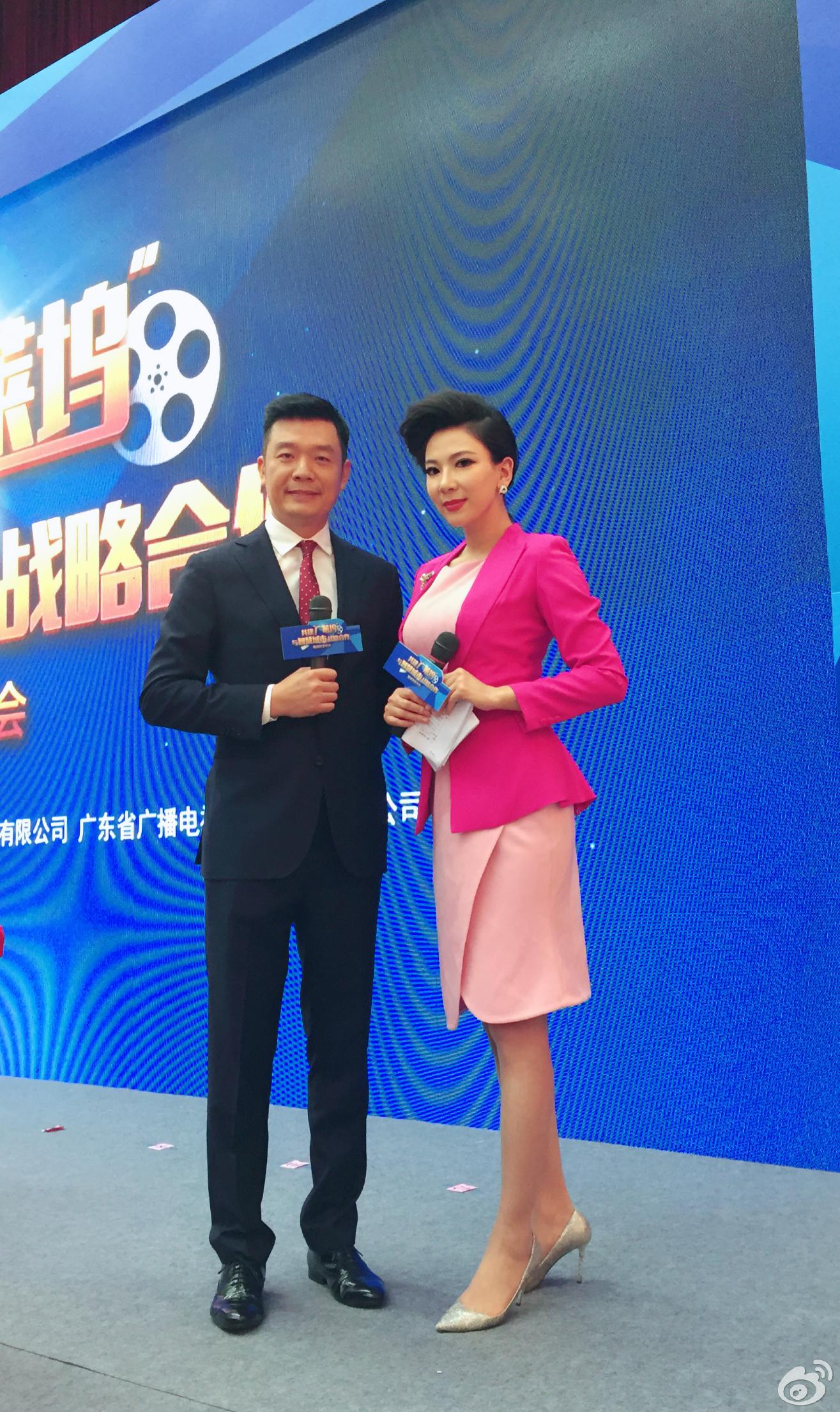主持人邓璐性感黑色透明蕾丝薄衣丝袜美腿[3]
