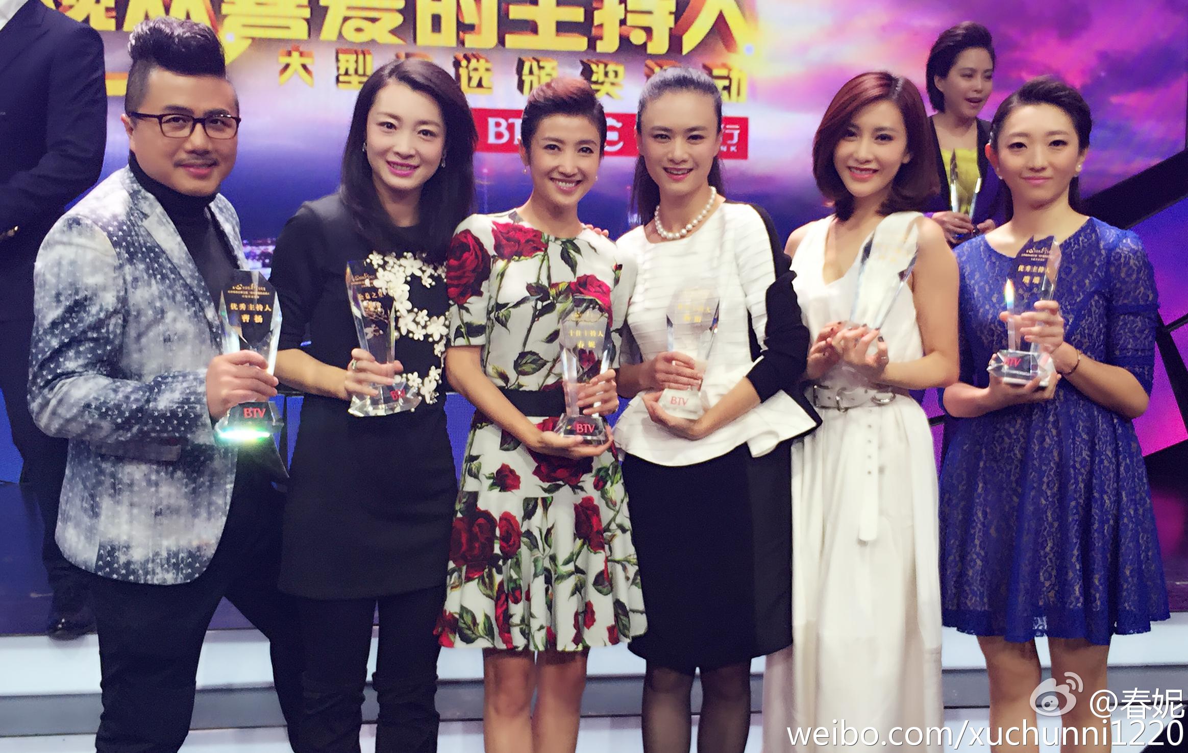 徐春妮美腿肉丝大长腿现场照,白丝袜牛仔裤性感照[2]