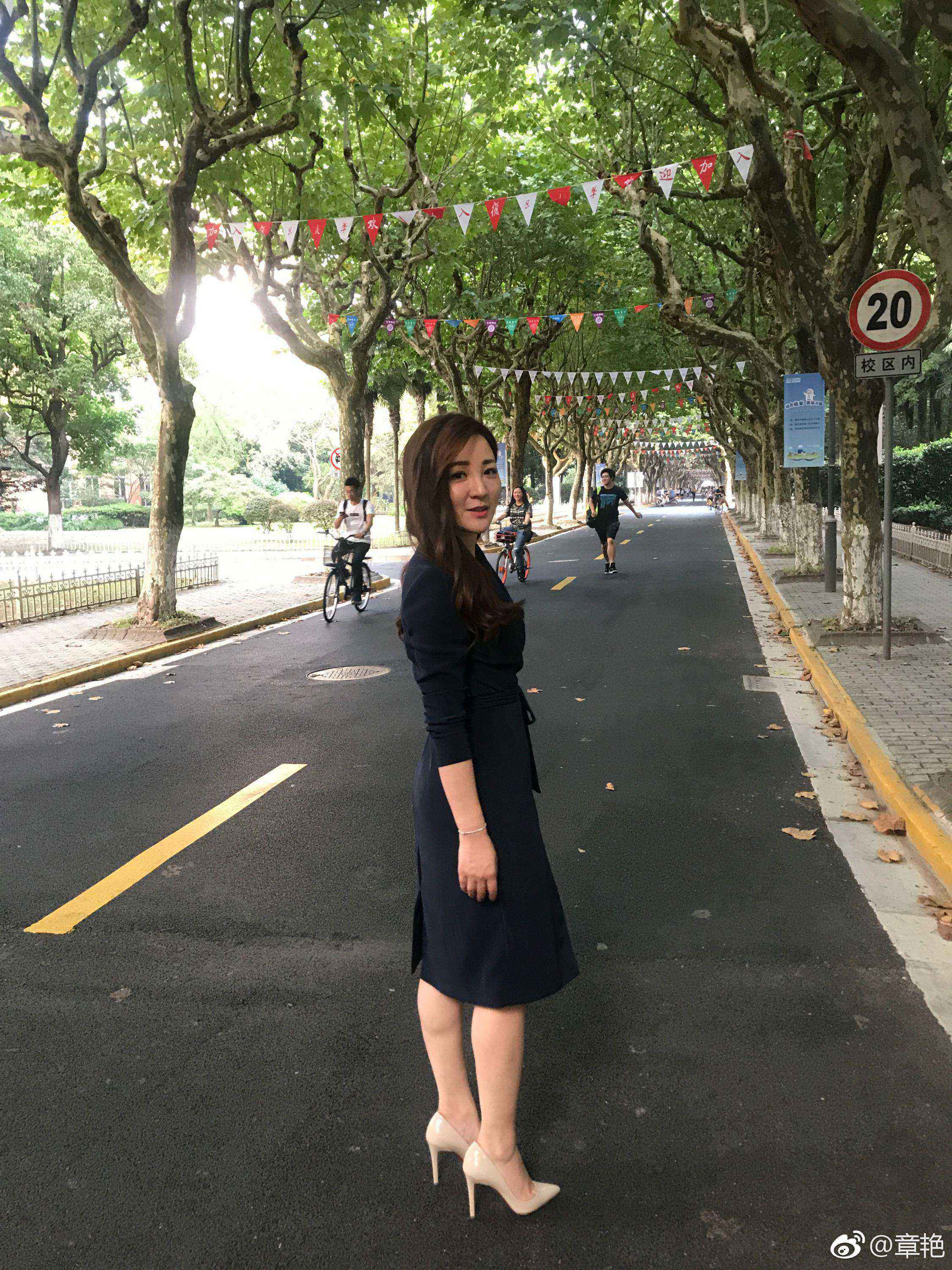 主持人章艳性感大长美腿短裙高跟写真[4]