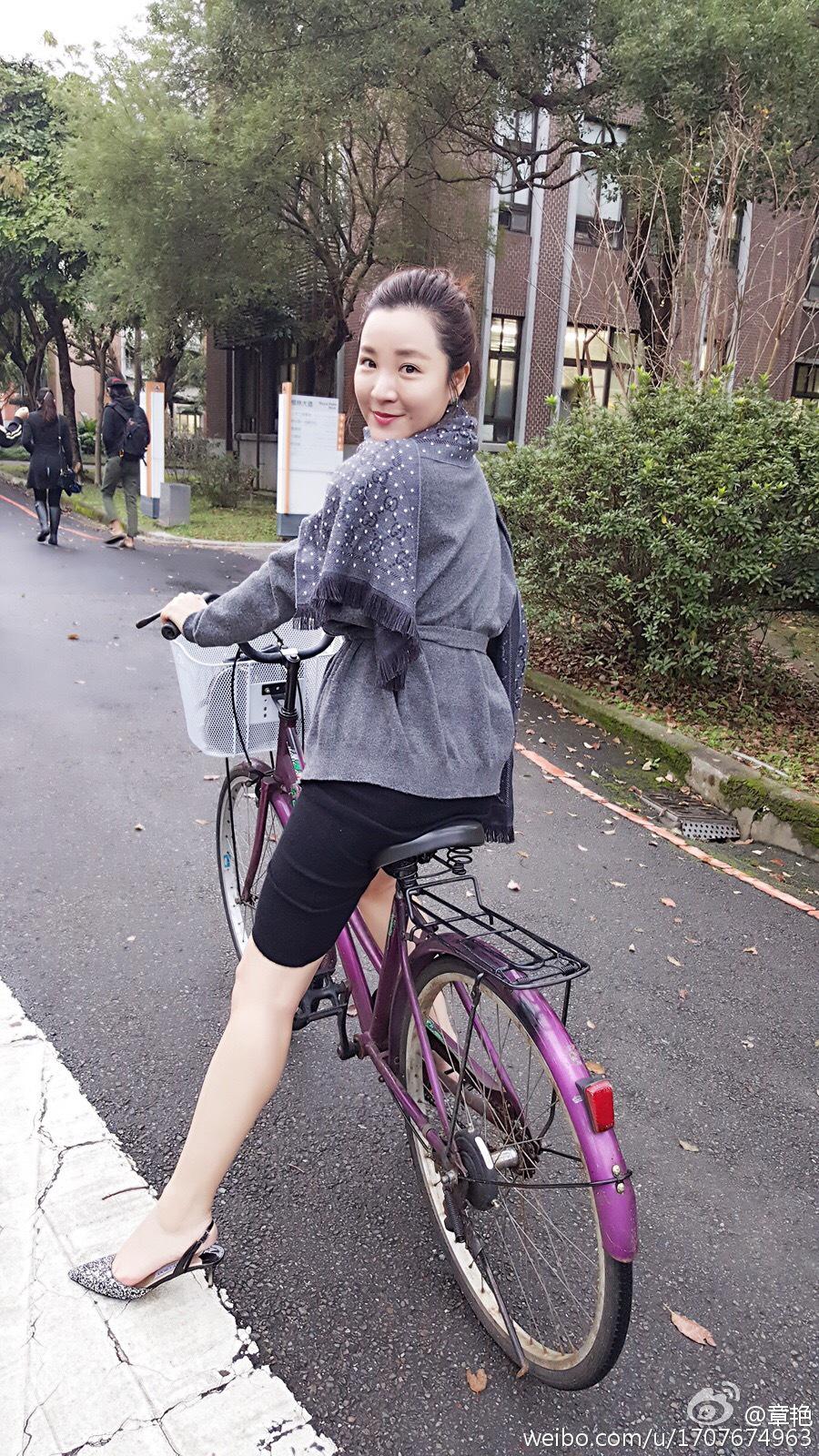 主持人章艳性感大长美腿短裙高跟写真[6]
