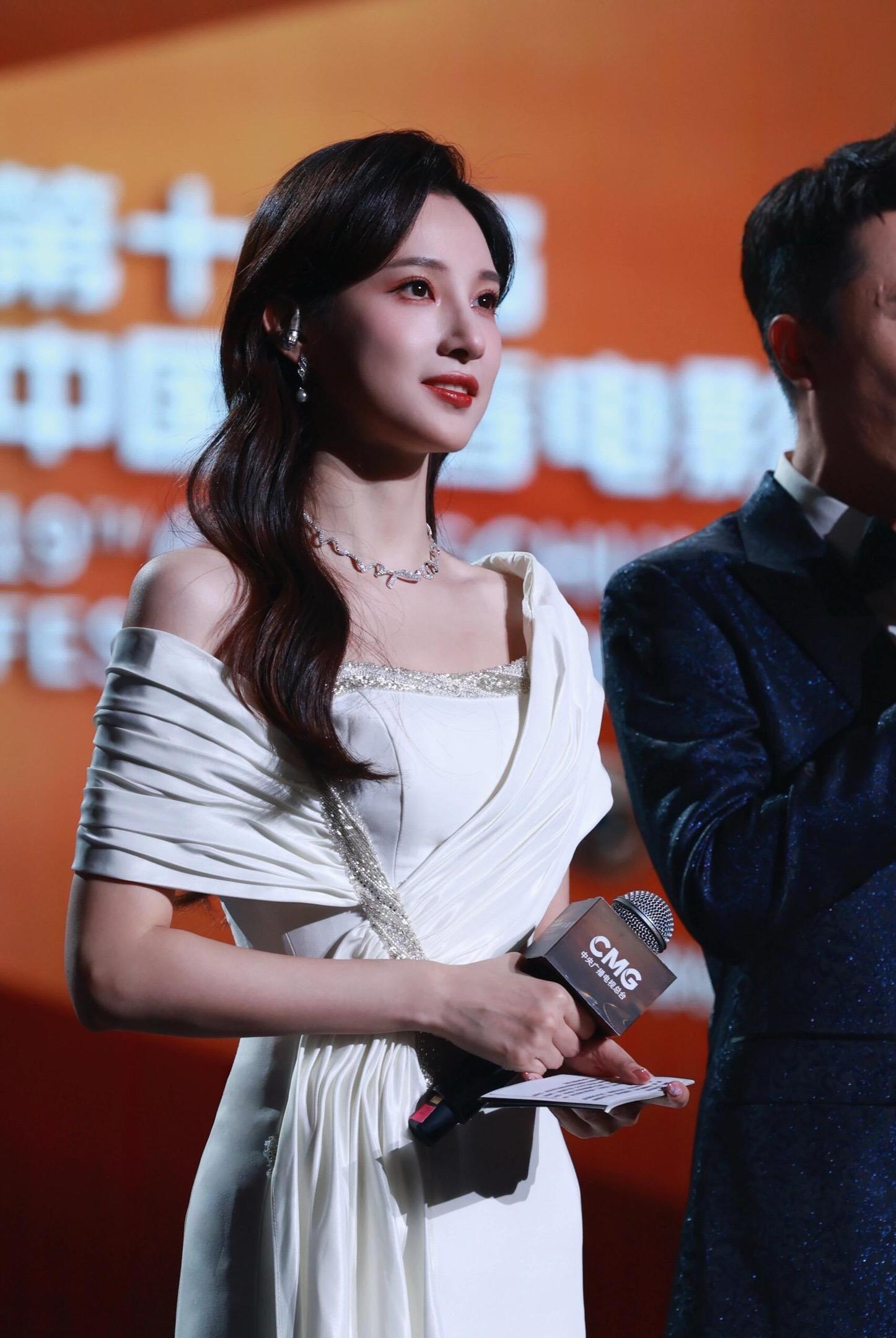 一组照片诠释长春电影节上的美女主持人马凡舒有多美