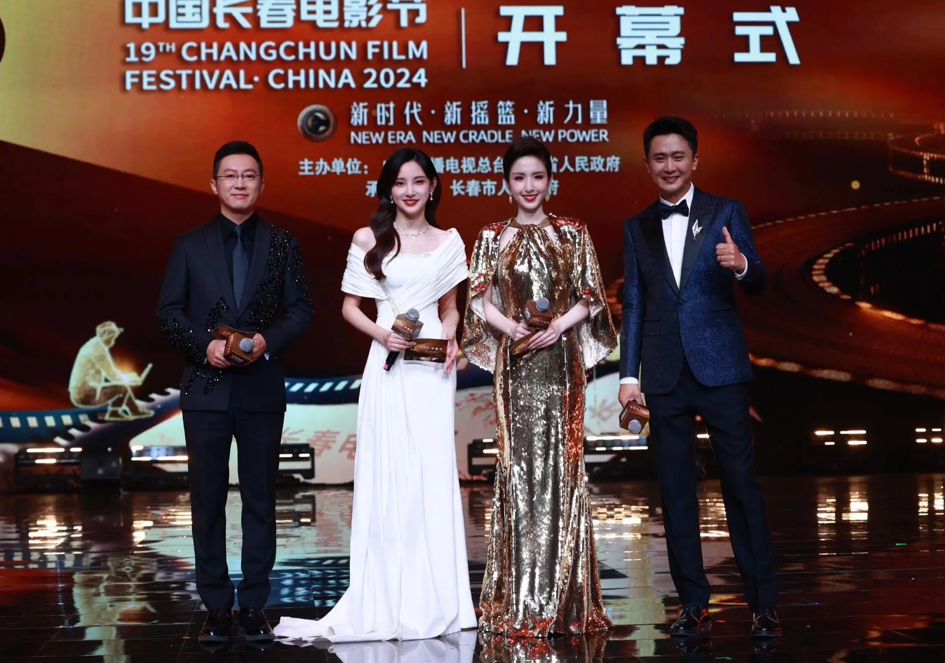 一组照片诠释长春电影节上的美女主持人马凡舒有多美[6]