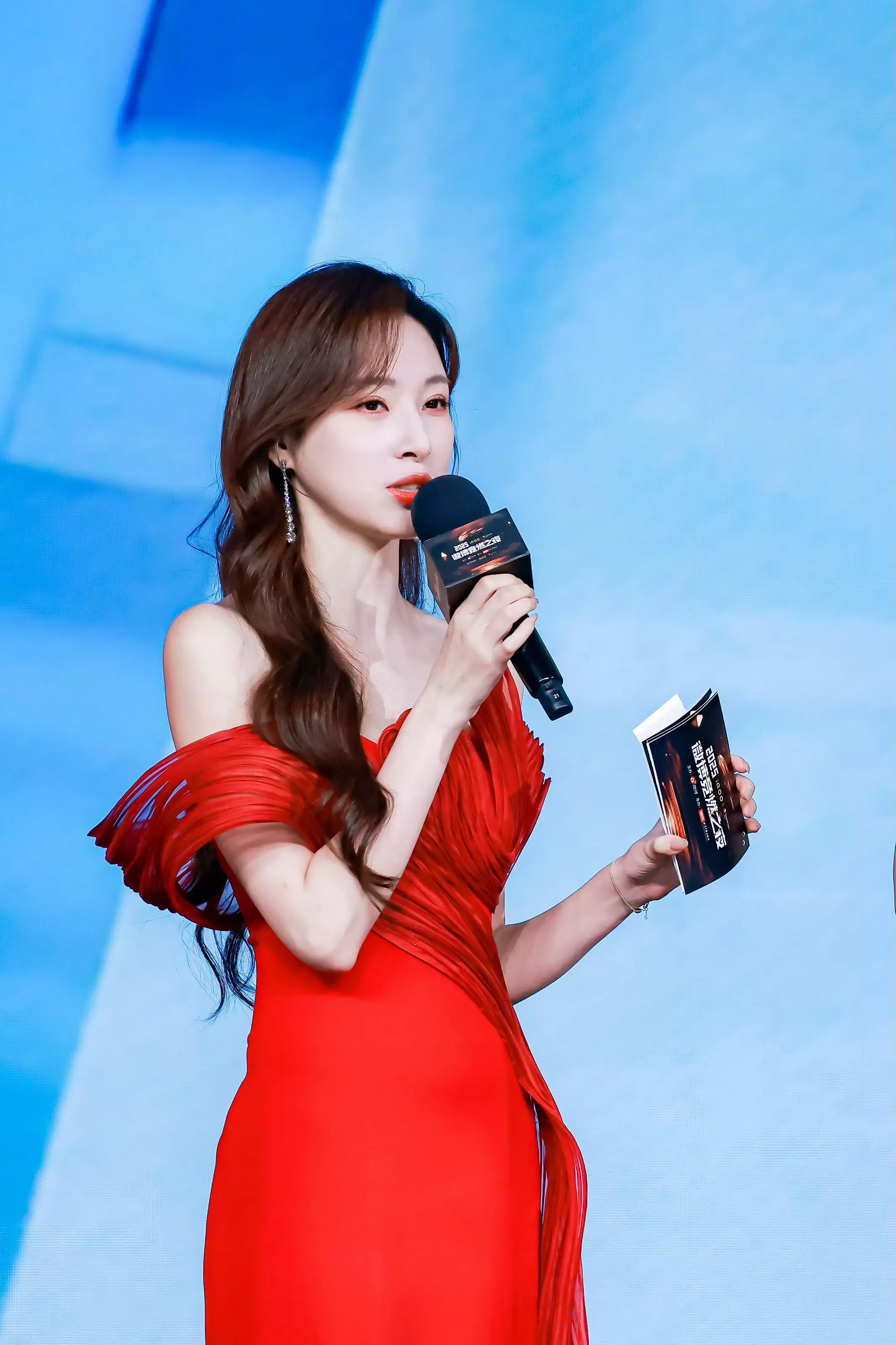 春晚美女主持人马凡舒一身红色礼服精致妆容主持[3]