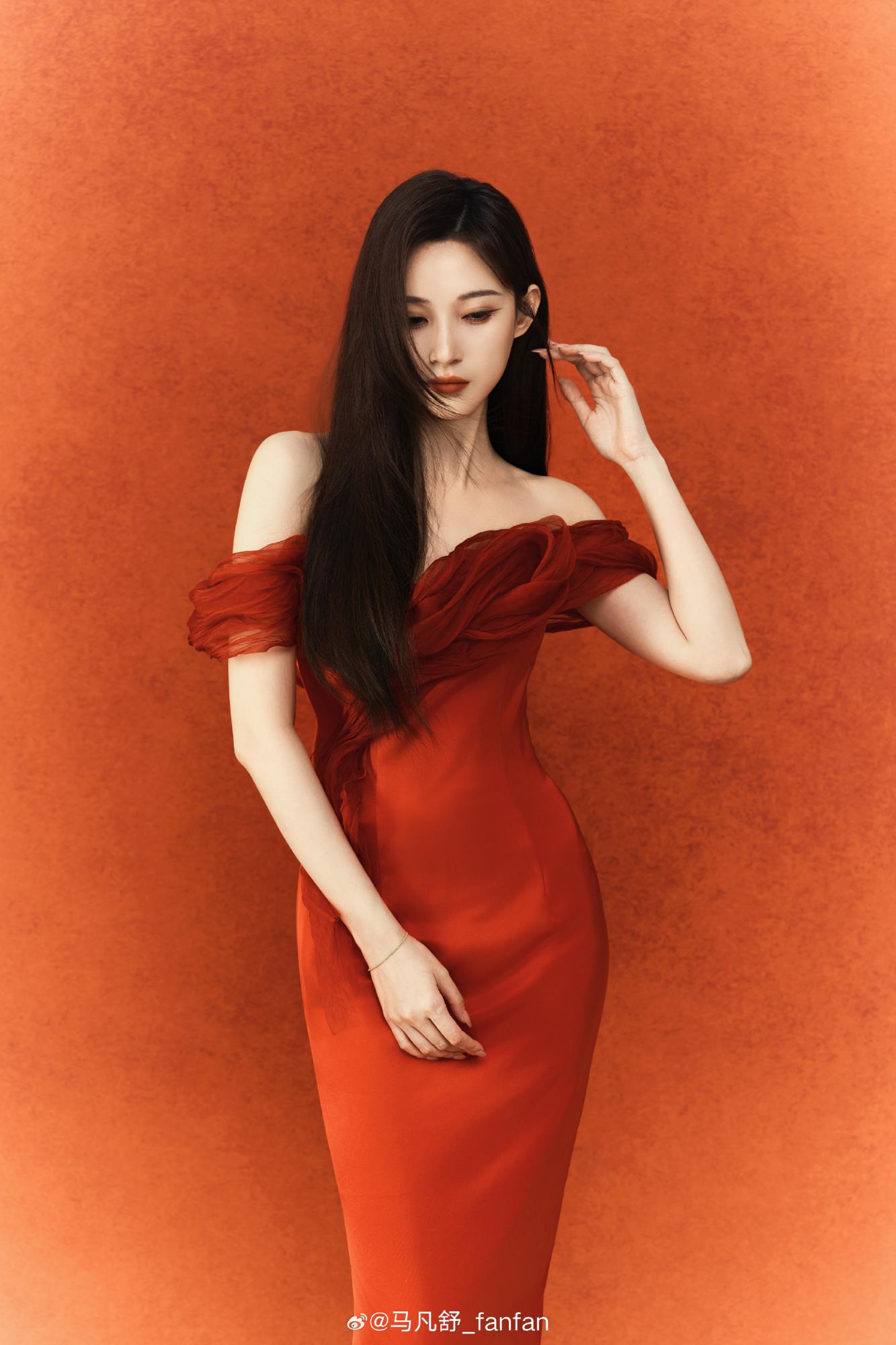 春晚美女主持人马凡舒红色长裙礼服写真