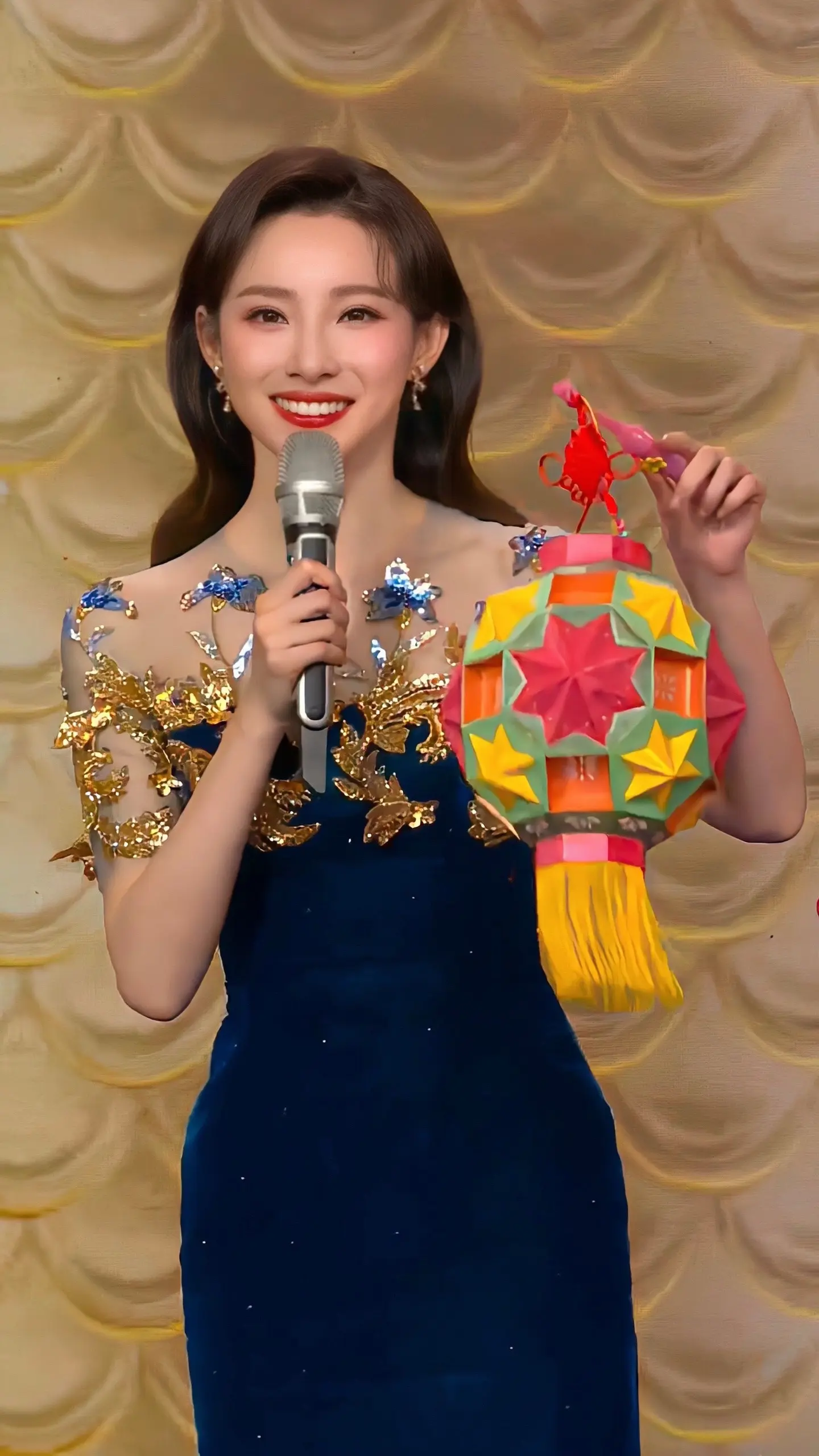 美女主持人马凡舒2024元宵晚会透明蕾丝长裙美极了[2]