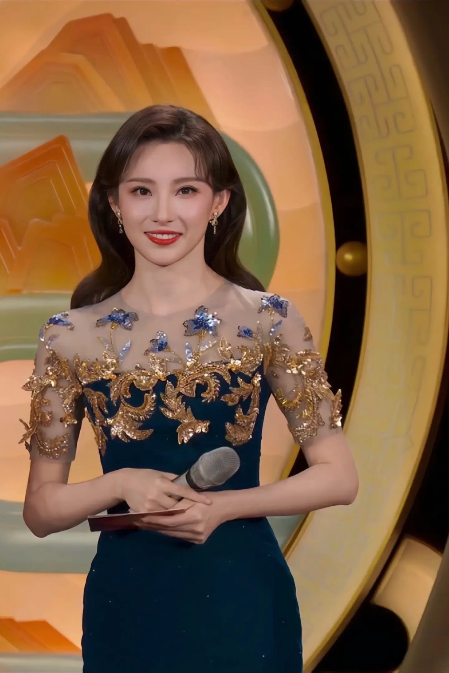 美女主持人马凡舒2024元宵晚会透明蕾丝长裙美极了[4]