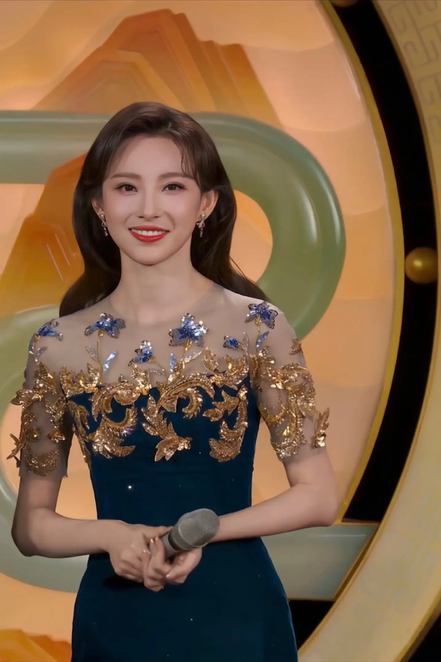 美女主持人马凡舒2024元宵晚会透明蕾丝长裙美极了[7]