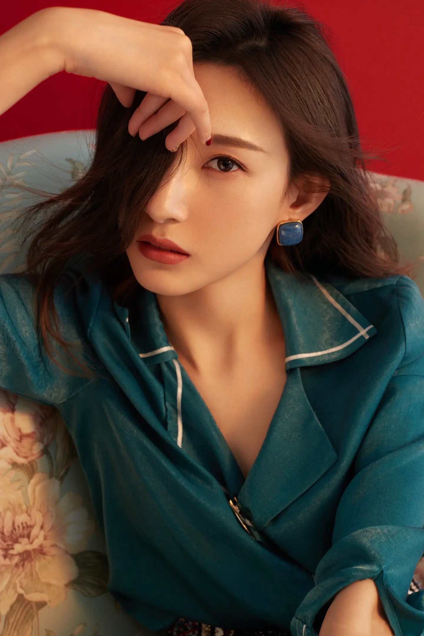 美女主持人马凡舒复古红造型写真[3]