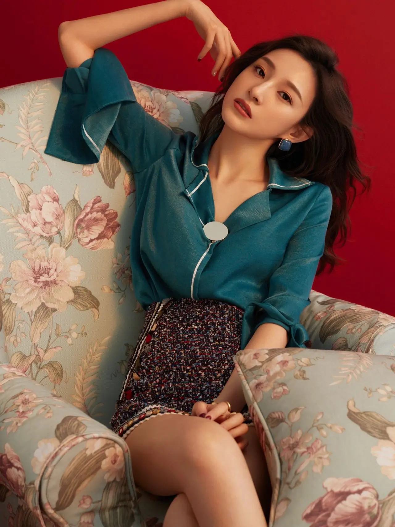 美女主持人马凡舒复古红造型写真[4]