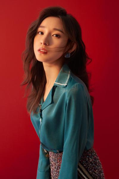 美女主持人马凡舒复古红造型写真