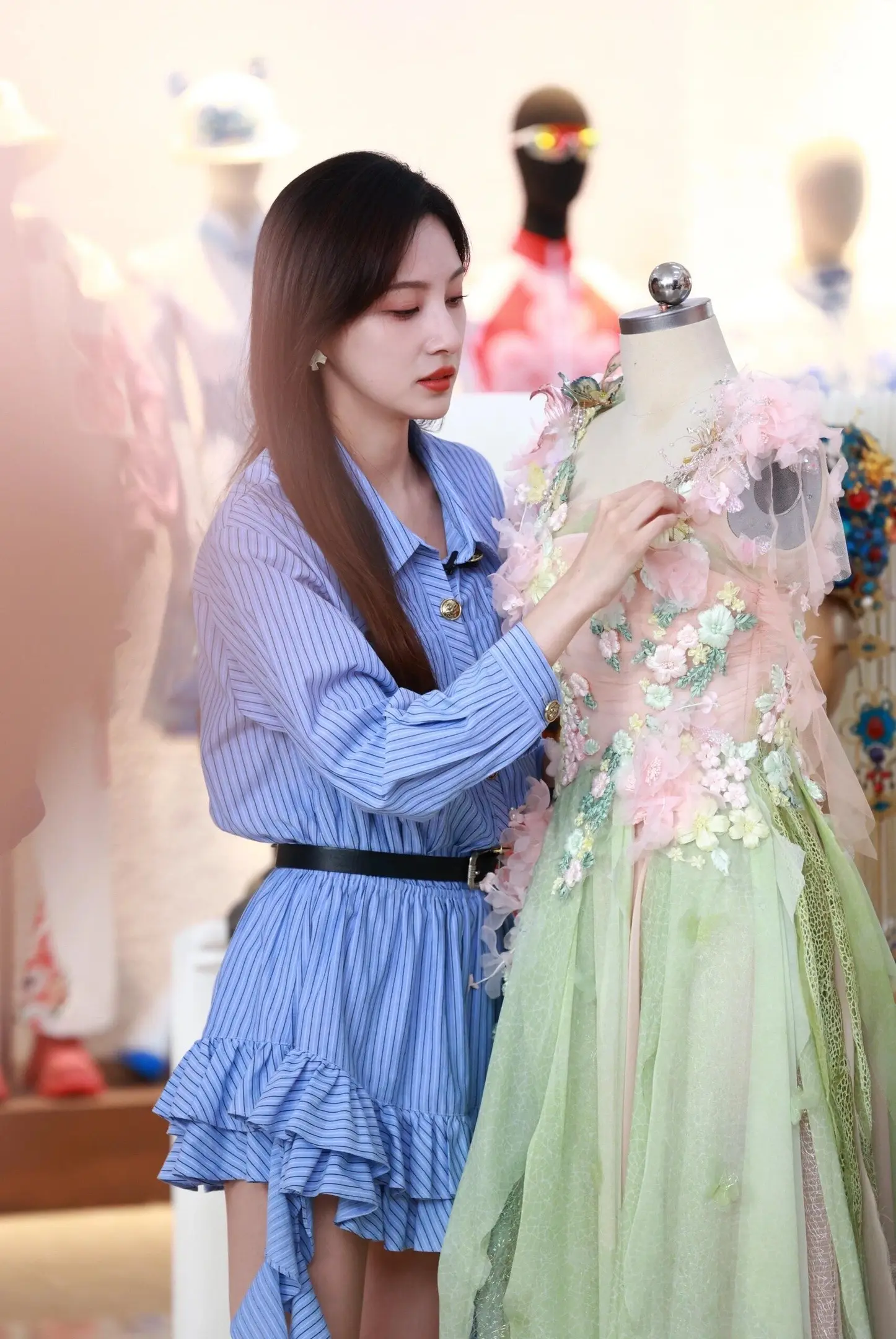 美女主持人马凡舒夏季清爽新造型美腿真美[6]