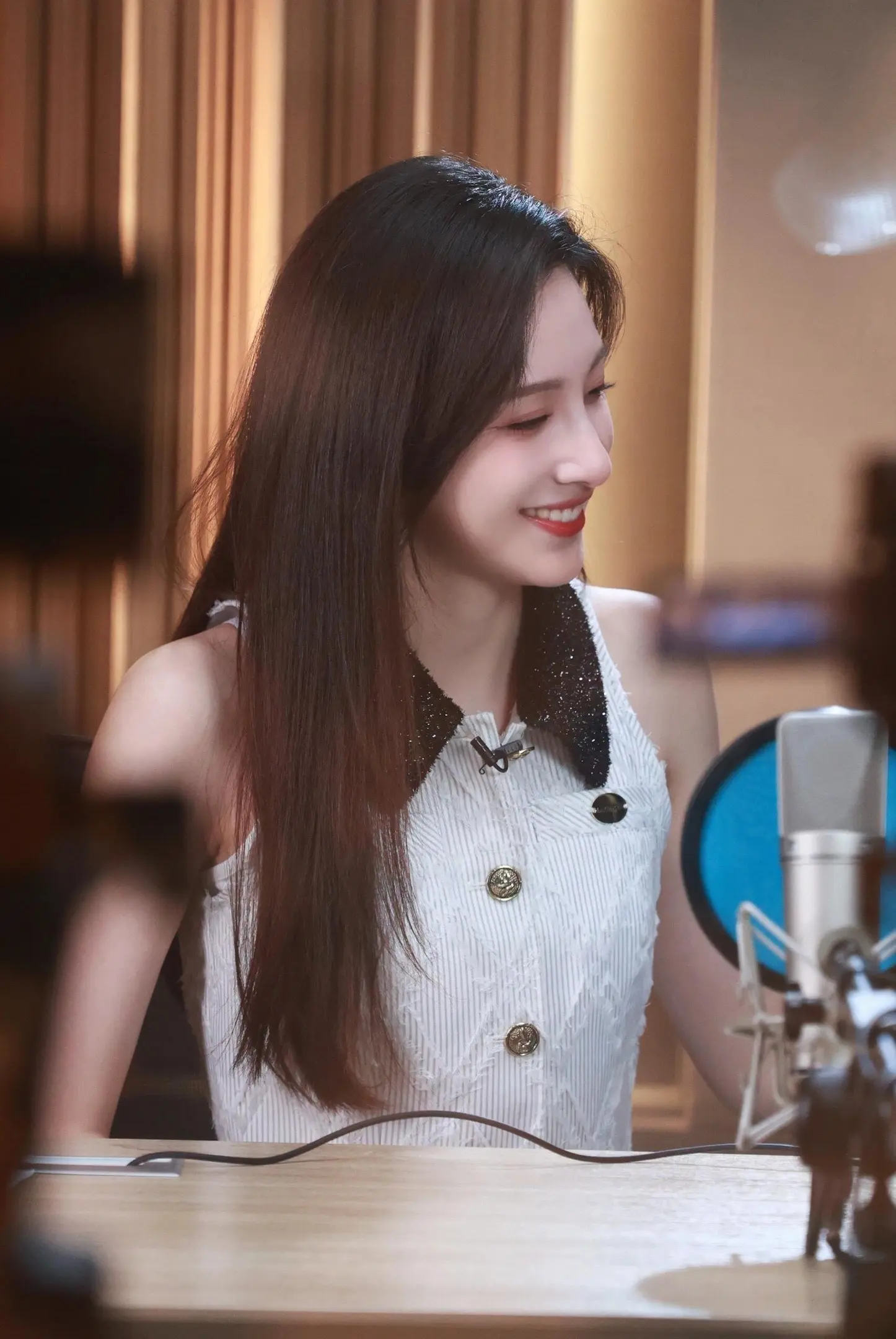 美女主持人马凡舒夏季清爽新造型美腿真美[7]