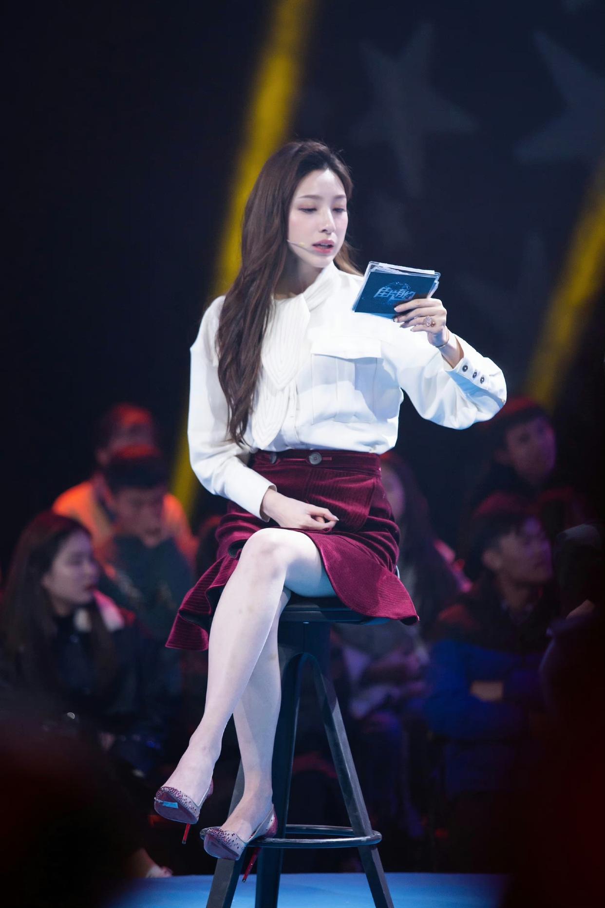 美女主持人马凡舒现场高跟鞋大长腿真漂亮[3]