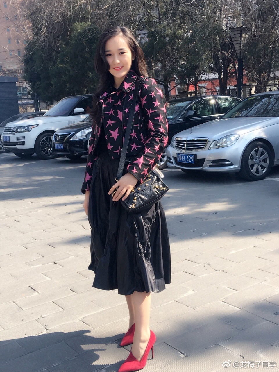 龙梅子美脚厚丝袜, 黑皮裤美腿紧身裤靓照[2]