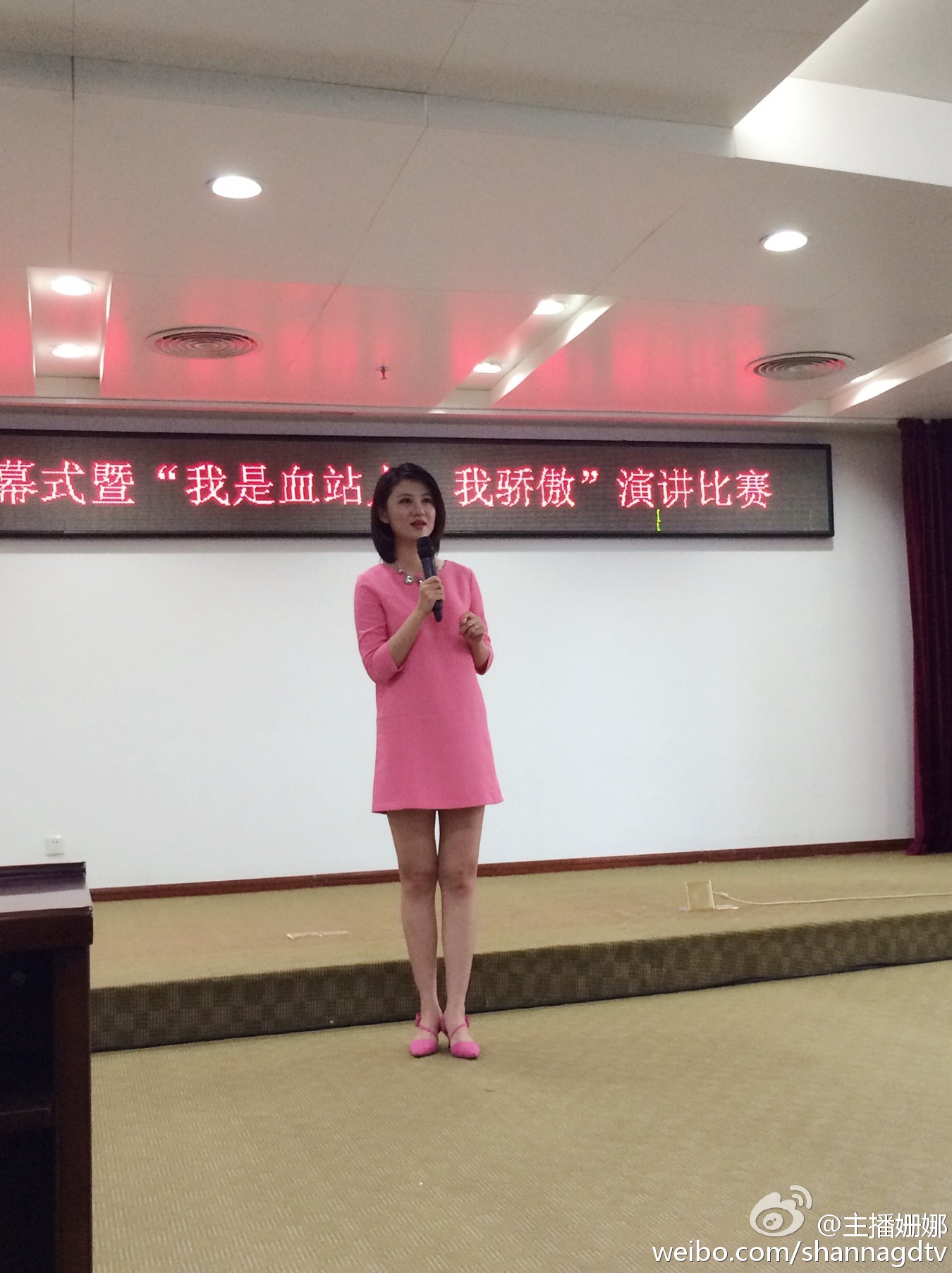 姗娜美脚厚丝袜下半身,黑皮裤美腿炮架[2]