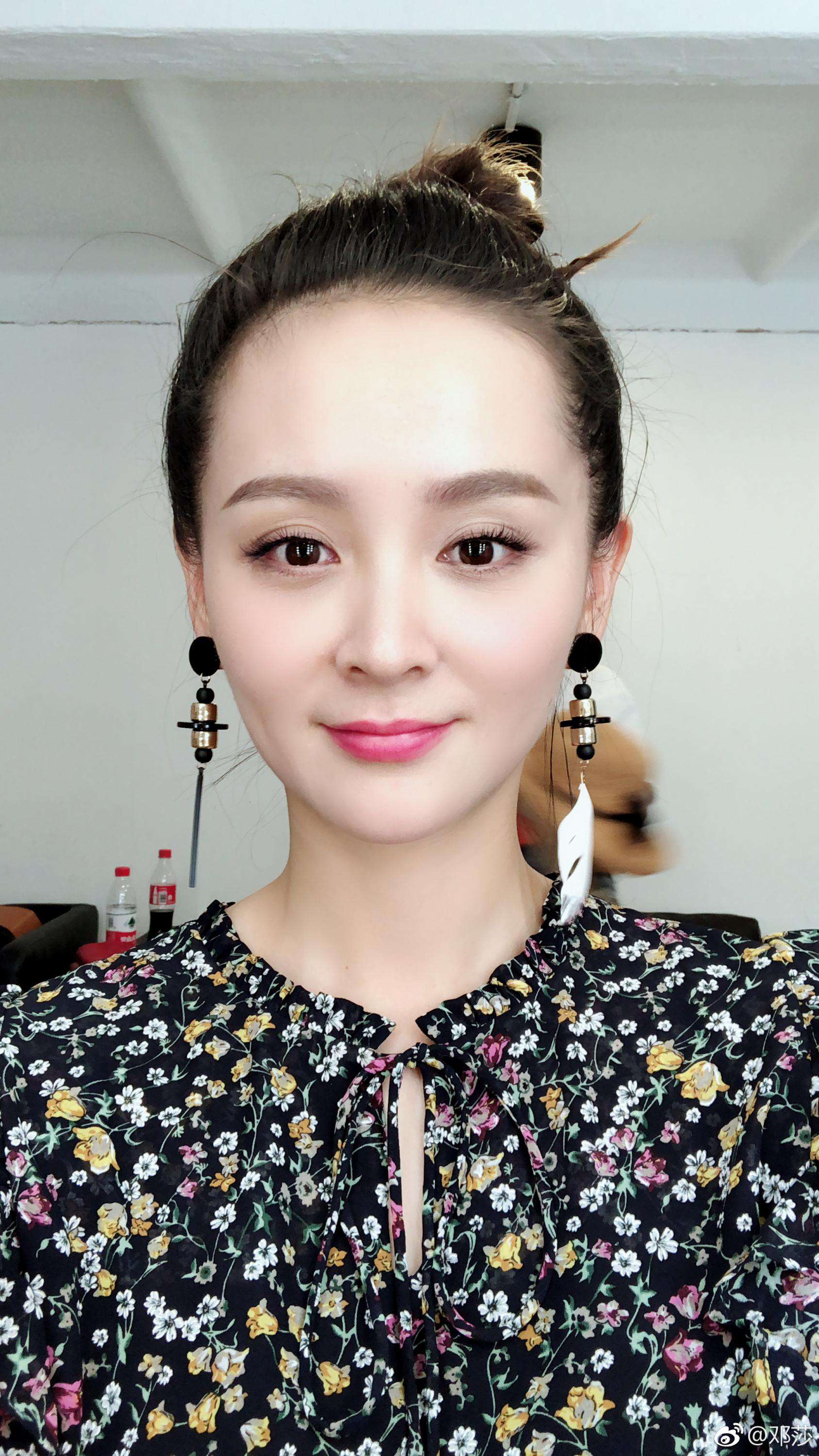 邓莎素颜照黑丝袜恨天高,超短裙大白腿图片[3]