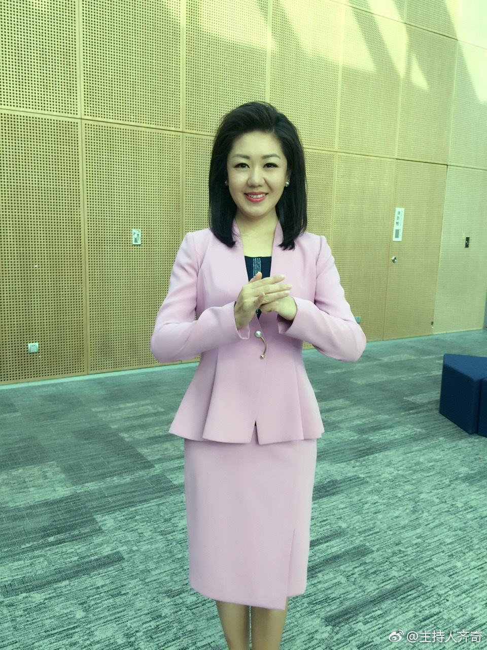 齐奇美腿肉丝大长腿现场照,白丝袜牛仔裤性感照[2]