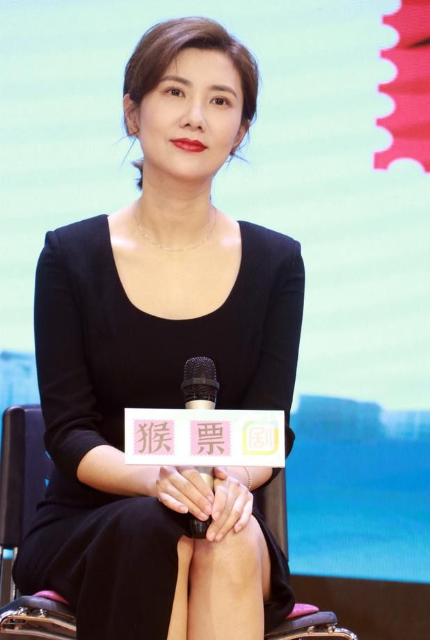 边潇潇现场性感丝袜美腿短裙高跟[2]