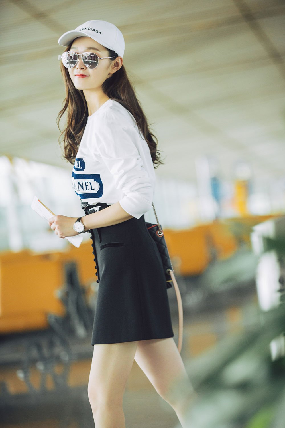 宋轶黑色穿短裙美腿运动鞋机场现身