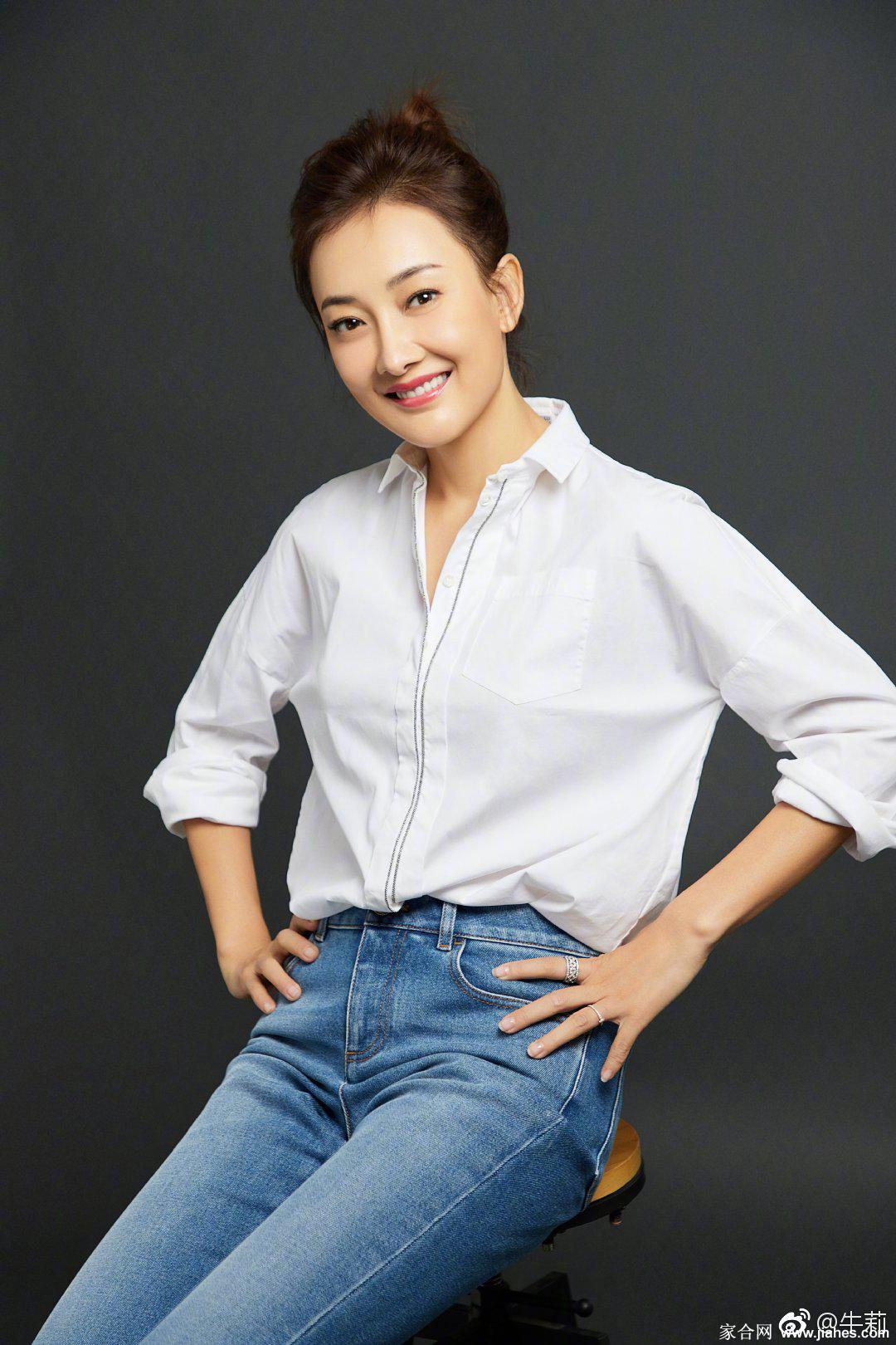 牛莉性感大长美腿短裙高跟写真[5]