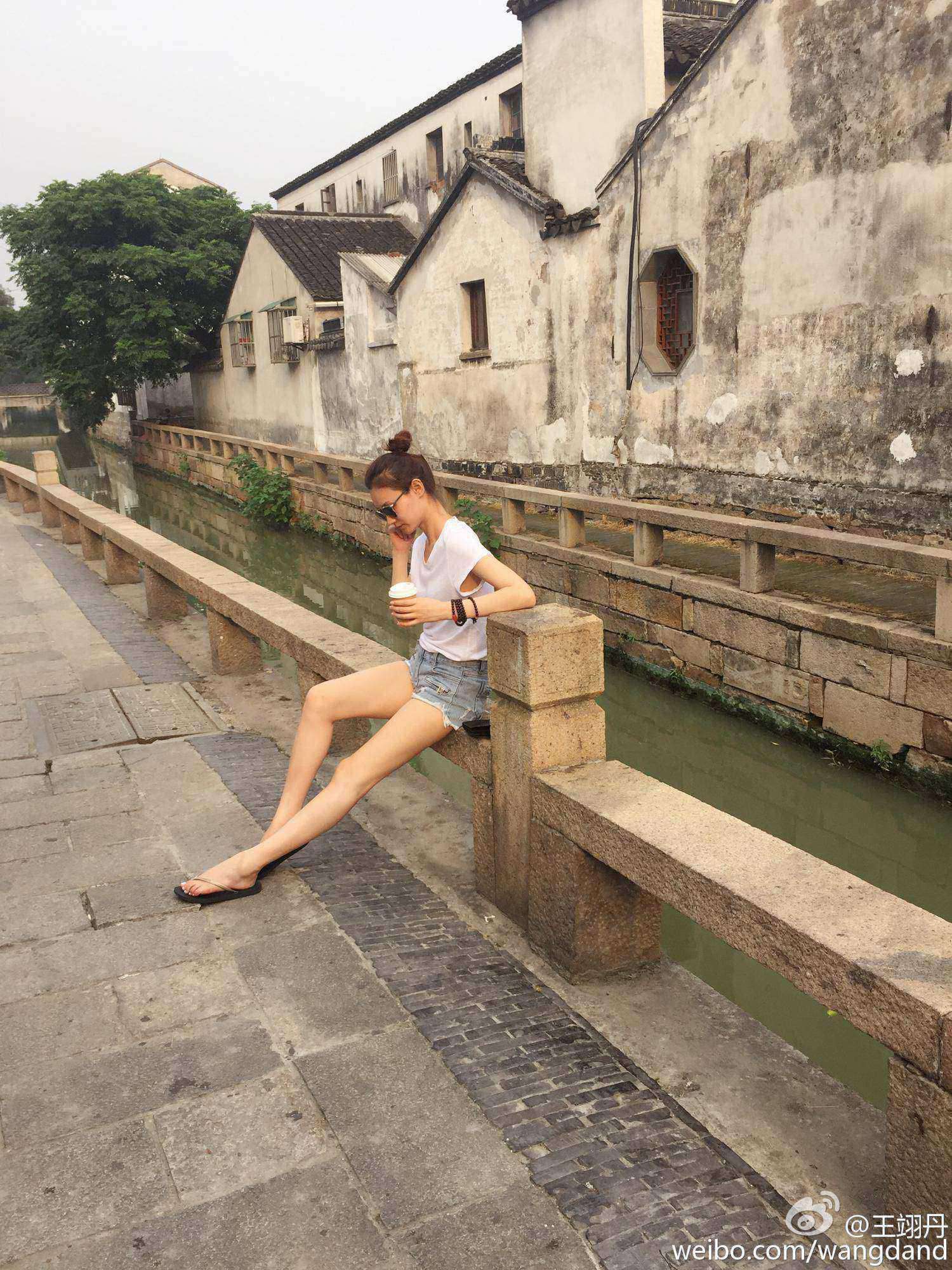 王翊丹性感大长美腿短裙丝袜高跟写真[6]