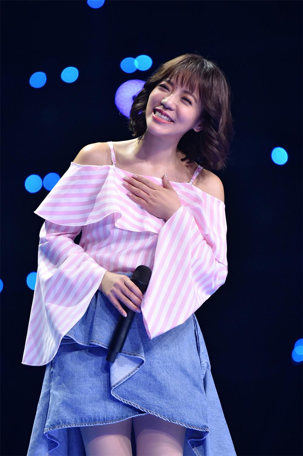丁当丝袜美腿高跟演唱会现场照[3]
