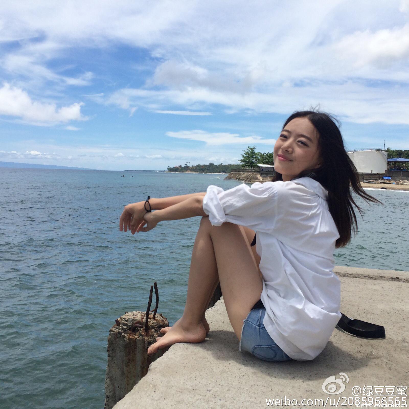 LPL主持人骆歆白嫩大长美腿湖边美足戏水[3]