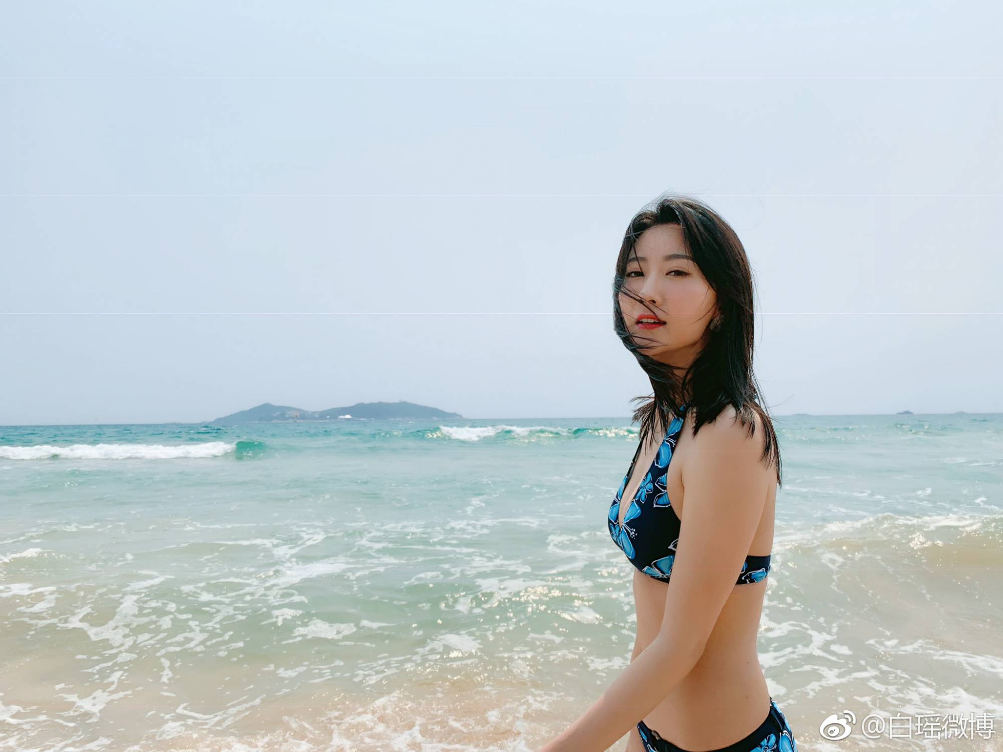白瑶泳装火辣身材美腿海边写真[3]